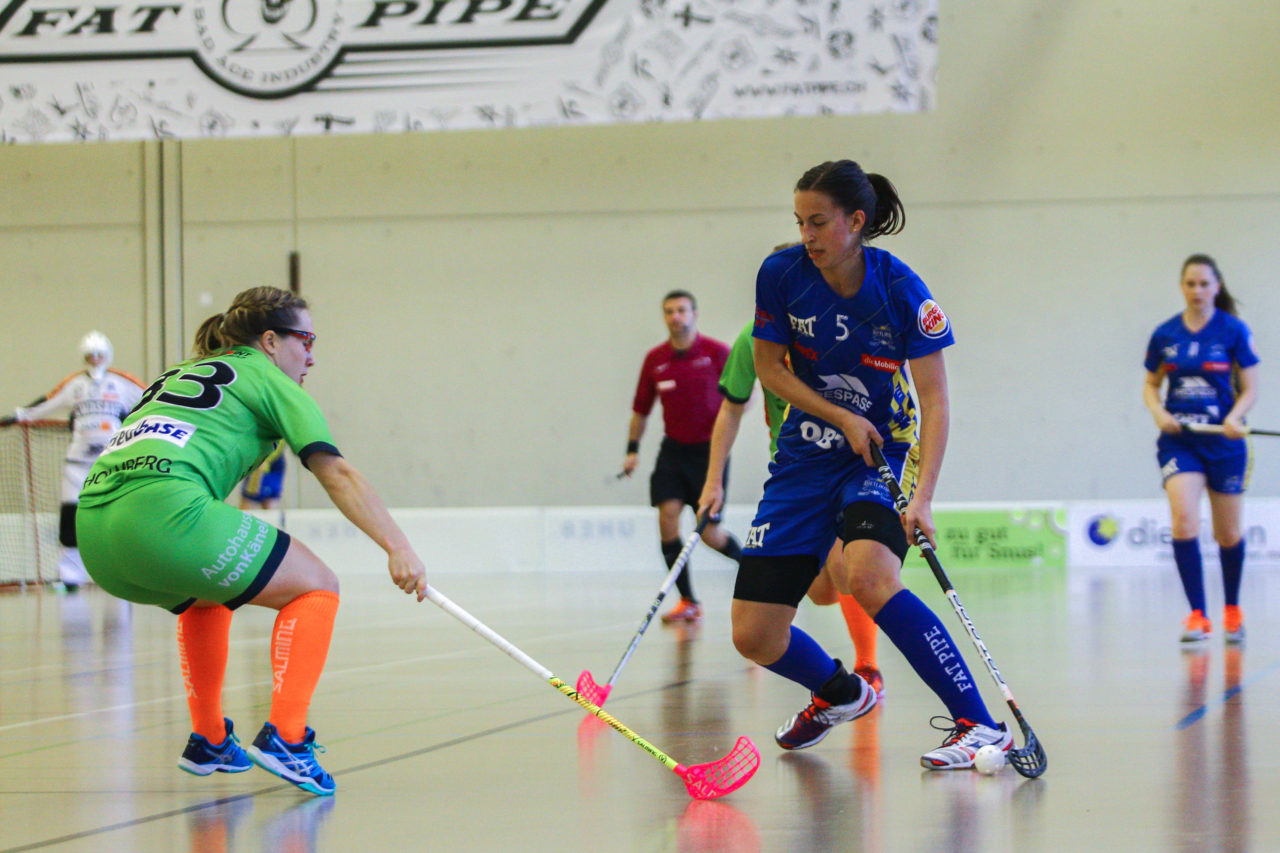 Hüenerweid (Dietlikon), 01.10.2017, Unihockey Damen NLA 4. Runde, UHC Dietlikon - Unihockey Berner Oberland, Andrea Gämperli (Nr. 5, UHC Dietlikon) am Ball

(Claudio Schwarz, unihockey-fotos.ch)

Copyright: Claudio Schwarz, unihockey-fotos.ch – Dieses Bild wurde durch swiss unihockey lizenziert und darf ausschliesslich auf den Online-Kanälen von swiss unihockey verwendet werden. Die redaktionelle oder kommerzielle Nutzung durch Dritte (Medien, Vereine, Unternehmen oder Privatpersonen) per Download von diesem flickr-Account ist ausgeschlossen. Das Bild kann bei Interesse via unihockey-fotos.ch kostenpflichtig lizenziert werden. unihockey-fotos.ch behält sich vor, fehlbaren Medien, Vereinen, Unternehmen oder Privatpersonen Bilder mit einem Zuschlag in Rechnung zu stellen.