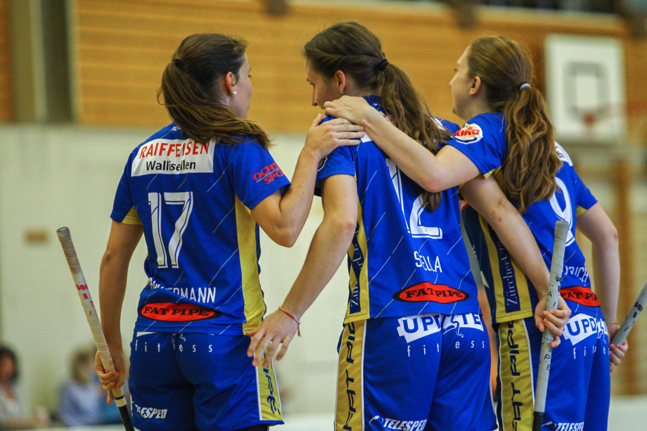 Hüenerweid (Dietlikon), 01.10.2017, Unihockey Damen NLA 4. Runde, UHC Dietlikon - Unihockey Berner Oberland, Torjubel Tanja Stella (Nr. 12, UHC Dietlikon) nach dem 5:1

(Claudio Schwarz, unihockey-fotos.ch)

Copyright: Claudio Schwarz, unihockey-fotos.ch – Dieses Bild wurde durch swiss unihockey lizenziert und darf ausschliesslich auf den Online-Kanälen von swiss unihockey verwendet werden. Die redaktionelle oder kommerzielle Nutzung durch Dritte (Medien, Vereine, Unternehmen oder Privatpersonen) per Download von diesem flickr-Account ist ausgeschlossen. Das Bild kann bei Interesse via unihockey-fotos.ch kostenpflichtig lizenziert werden. unihockey-fotos.ch behält sich vor, fehlbaren Medien, Vereinen, Unternehmen oder Privatpersonen Bilder mit einem Zuschlag in Rechnung zu stellen.