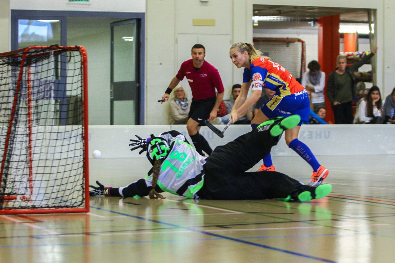 Hüenerweid (Dietlikon), 01.10.2017, Unihockey Damen NLA 4. Runde, UHC Dietlikon - Unihockey Berner Oberland, Michelle Wiki (Nr. 6, UHC Dietlikon) macht das 6:1

(Claudio Schwarz, unihockey-fotos.ch)

Copyright: Claudio Schwarz, unihockey-fotos.ch – Dieses Bild wurde durch swiss unihockey lizenziert und darf ausschliesslich auf den Online-Kanälen von swiss unihockey verwendet werden. Die redaktionelle oder kommerzielle Nutzung durch Dritte (Medien, Vereine, Unternehmen oder Privatpersonen) per Download von diesem flickr-Account ist ausgeschlossen. Das Bild kann bei Interesse via unihockey-fotos.ch kostenpflichtig lizenziert werden. unihockey-fotos.ch behält sich vor, fehlbaren Medien, Vereinen, Unternehmen oder Privatpersonen Bilder mit einem Zuschlag in Rechnung zu stellen.