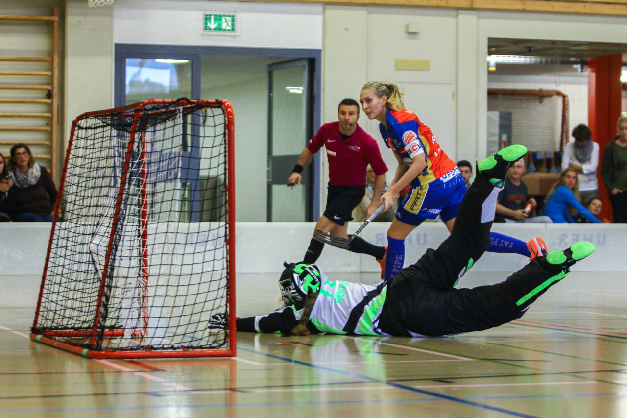 Hüenerweid (Dietlikon), 01.10.2017, Unihockey Damen NLA 4. Runde, UHC Dietlikon - Unihockey Berner Oberland, Michelle Wiki (Nr. 6, UHC Dietlikon) macht das 6:1

(Claudio Schwarz, unihockey-fotos.ch)

Copyright: Claudio Schwarz, unihockey-fotos.ch – Dieses Bild wurde durch swiss unihockey lizenziert und darf ausschliesslich auf den Online-Kanälen von swiss unihockey verwendet werden. Die redaktionelle oder kommerzielle Nutzung durch Dritte (Medien, Vereine, Unternehmen oder Privatpersonen) per Download von diesem flickr-Account ist ausgeschlossen. Das Bild kann bei Interesse via unihockey-fotos.ch kostenpflichtig lizenziert werden. unihockey-fotos.ch behält sich vor, fehlbaren Medien, Vereinen, Unternehmen oder Privatpersonen Bilder mit einem Zuschlag in Rechnung zu stellen.