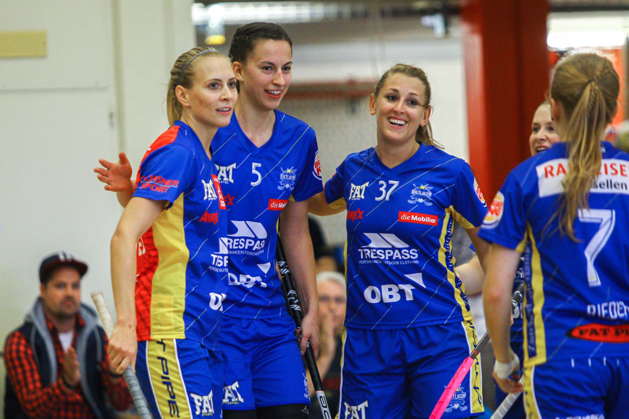 Hüenerweid (Dietlikon), 01.10.2017, Unihockey Damen NLA 4. Runde, UHC Dietlikon - Unihockey Berner Oberland, Torjubel UHC Dietlikon nach dem 6:1

(Claudio Schwarz, unihockey-fotos.ch)

Copyright: Claudio Schwarz, unihockey-fotos.ch – Dieses Bild wurde durch swiss unihockey lizenziert und darf ausschliesslich auf den Online-Kanälen von swiss unihockey verwendet werden. Die redaktionelle oder kommerzielle Nutzung durch Dritte (Medien, Vereine, Unternehmen oder Privatpersonen) per Download von diesem flickr-Account ist ausgeschlossen. Das Bild kann bei Interesse via unihockey-fotos.ch kostenpflichtig lizenziert werden. unihockey-fotos.ch behält sich vor, fehlbaren Medien, Vereinen, Unternehmen oder Privatpersonen Bilder mit einem Zuschlag in Rechnung zu stellen.