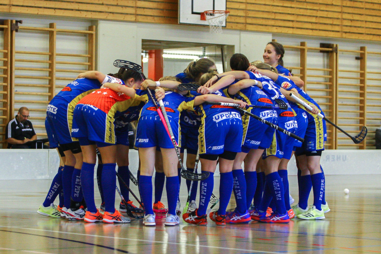 Hüenerweid (Dietlikon), 01.10.2017, Unihockey Damen NLA 4. Runde, UHC Dietlikon - Unihockey Berner Oberland, Torjubel UHC Dietlikon nach dem 6:1

(Claudio Schwarz, unihockey-fotos.ch)

Copyright: Claudio Schwarz, unihockey-fotos.ch – Dieses Bild wurde durch swiss unihockey lizenziert und darf ausschliesslich auf den Online-Kanälen von swiss unihockey verwendet werden. Die redaktionelle oder kommerzielle Nutzung durch Dritte (Medien, Vereine, Unternehmen oder Privatpersonen) per Download von diesem flickr-Account ist ausgeschlossen. Das Bild kann bei Interesse via unihockey-fotos.ch kostenpflichtig lizenziert werden. unihockey-fotos.ch behält sich vor, fehlbaren Medien, Vereinen, Unternehmen oder Privatpersonen Bilder mit einem Zuschlag in Rechnung zu stellen.