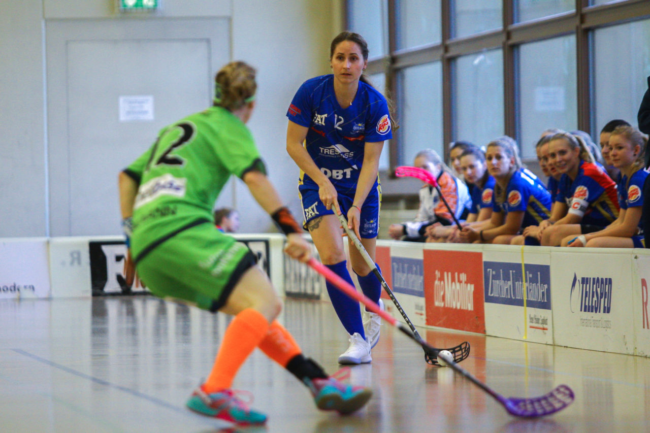 Hüenerweid (Dietlikon), 01.10.2017, Unihockey Damen NLA 4. Runde, UHC Dietlikon - Unihockey Berner Oberland, Tanja Stella (Nr. 12, UHC Dietlikon) am Ball

(Claudio Schwarz, unihockey-fotos.ch)

Copyright: Claudio Schwarz, unihockey-fotos.ch – Dieses Bild wurde durch swiss unihockey lizenziert und darf ausschliesslich auf den Online-Kanälen von swiss unihockey verwendet werden. Die redaktionelle oder kommerzielle Nutzung durch Dritte (Medien, Vereine, Unternehmen oder Privatpersonen) per Download von diesem flickr-Account ist ausgeschlossen. Das Bild kann bei Interesse via unihockey-fotos.ch kostenpflichtig lizenziert werden. unihockey-fotos.ch behält sich vor, fehlbaren Medien, Vereinen, Unternehmen oder Privatpersonen Bilder mit einem Zuschlag in Rechnung zu stellen.