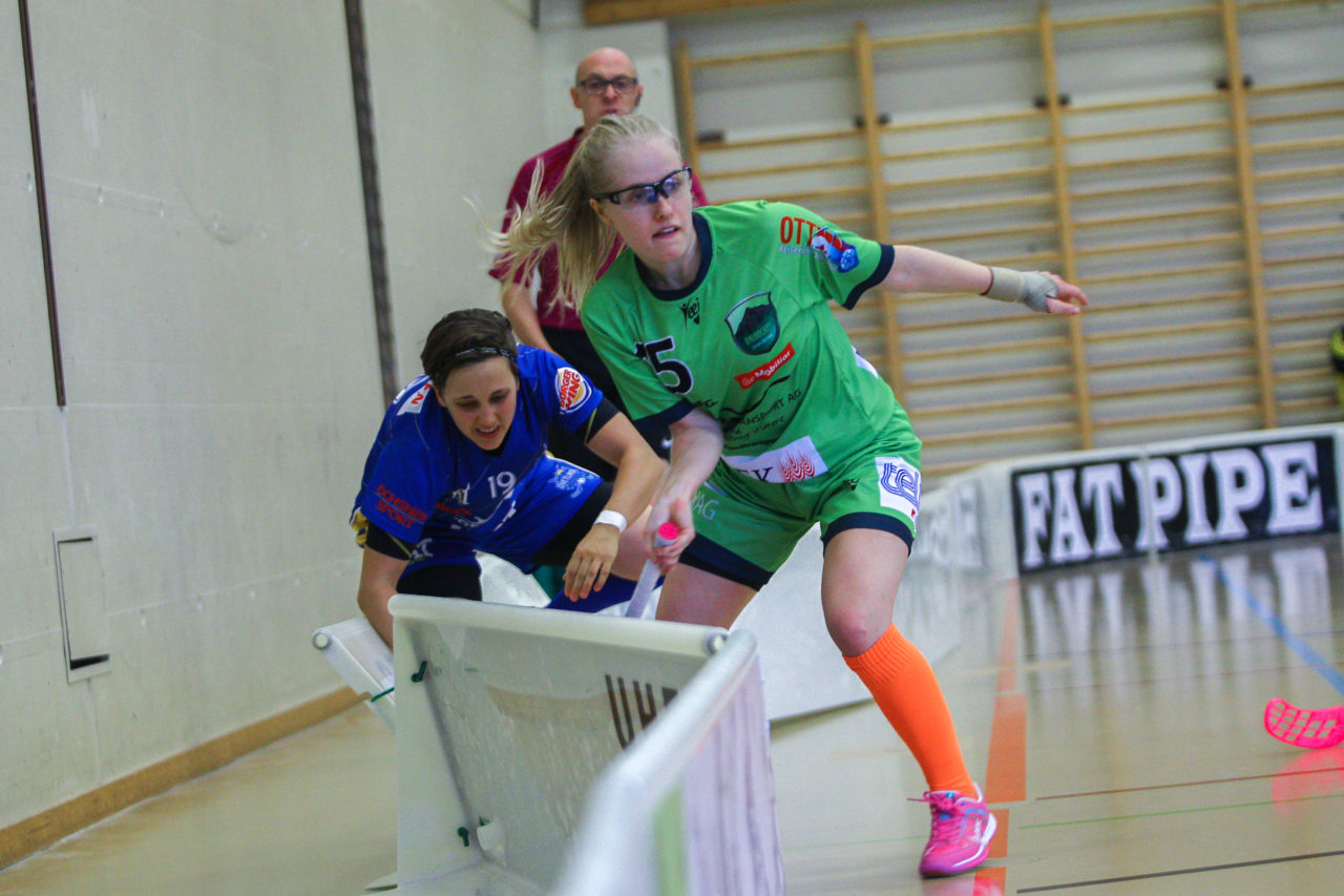 Hüenerweid (Dietlikon), 01.10.2017, Unihockey Damen NLA 4. Runde, UHC Dietlikon - Unihockey Berner Oberland, Julia Suter (Nr. 19, UHC Dietlikon) im Zweikampf mit Linda Törnqvist (Nr. 15, Unihockey Berner Oberland)

(Claudio Schwarz, unihockey-fotos.ch)

Copyright: Claudio Schwarz, unihockey-fotos.ch – Dieses Bild wurde durch swiss unihockey lizenziert und darf ausschliesslich auf den Online-Kanälen von swiss unihockey verwendet werden. Die redaktionelle oder kommerzielle Nutzung durch Dritte (Medien, Vereine, Unternehmen oder Privatpersonen) per Download von diesem flickr-Account ist ausgeschlossen. Das Bild kann bei Interesse via unihockey-fotos.ch kostenpflichtig lizenziert werden. unihockey-fotos.ch behält sich vor, fehlbaren Medien, Vereinen, Unternehmen oder Privatpersonen Bilder mit einem Zuschlag in Rechnung zu stellen.