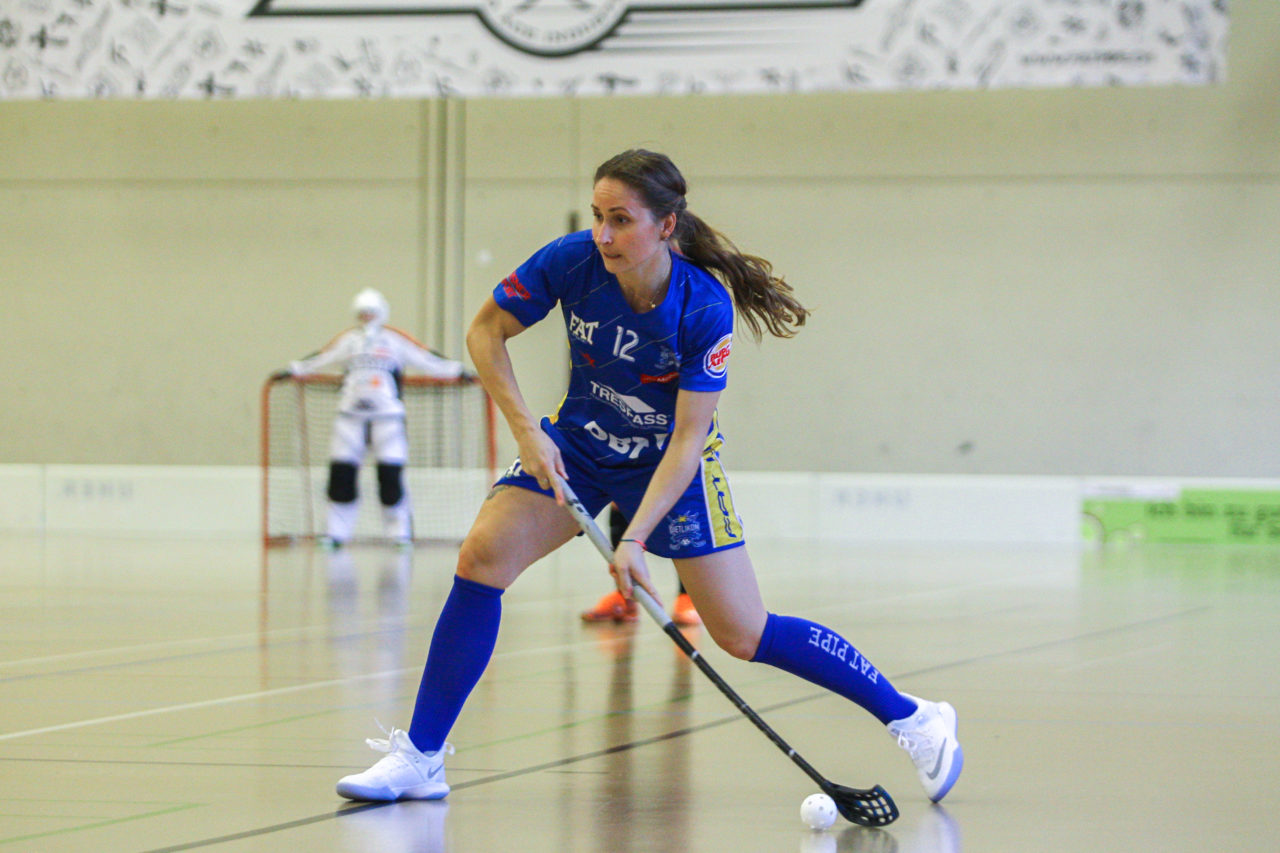 Hüenerweid (Dietlikon), 01.10.2017, Unihockey Damen NLA 4. Runde, UHC Dietlikon - Unihockey Berner Oberland, Tanja Stella (Nr. 12, UHC Dietlikon) spielt einen Pass

(Claudio Schwarz, unihockey-fotos.ch)

Copyright: Claudio Schwarz, unihockey-fotos.ch – Dieses Bild wurde durch swiss unihockey lizenziert und darf ausschliesslich auf den Online-Kanälen von swiss unihockey verwendet werden. Die redaktionelle oder kommerzielle Nutzung durch Dritte (Medien, Vereine, Unternehmen oder Privatpersonen) per Download von diesem flickr-Account ist ausgeschlossen. Das Bild kann bei Interesse via unihockey-fotos.ch kostenpflichtig lizenziert werden. unihockey-fotos.ch behält sich vor, fehlbaren Medien, Vereinen, Unternehmen oder Privatpersonen Bilder mit einem Zuschlag in Rechnung zu stellen.