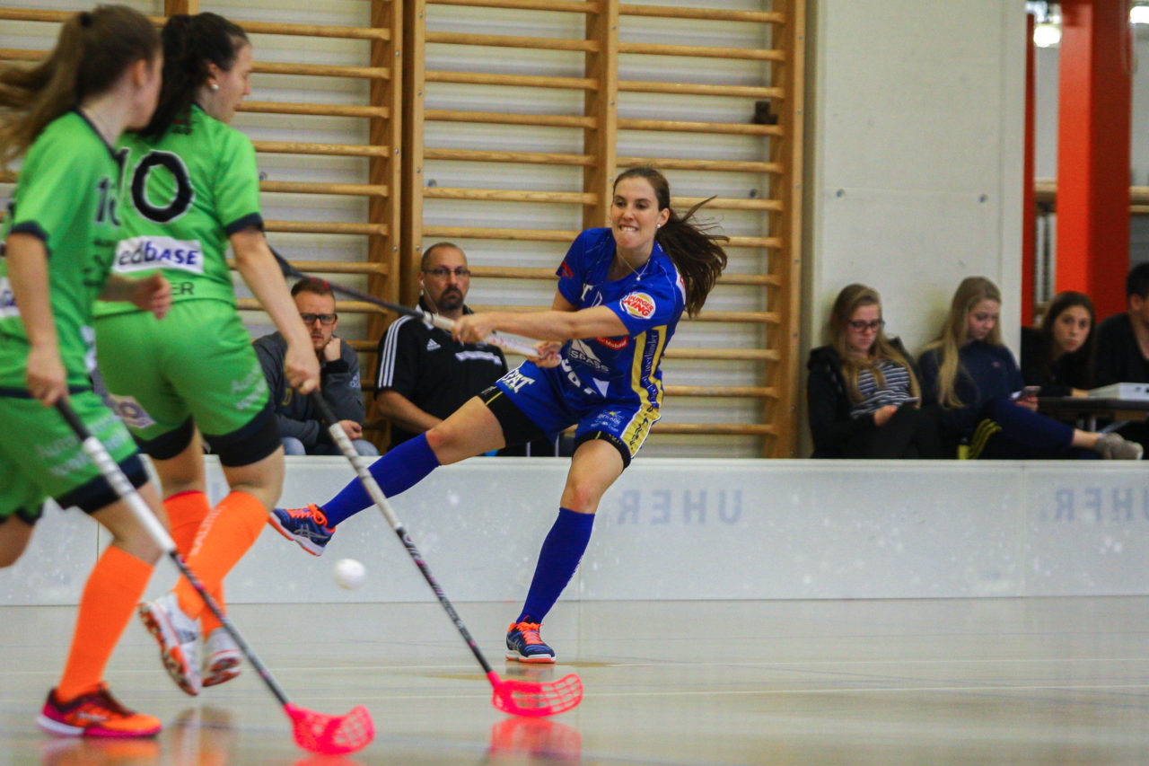 Hüenerweid (Dietlikon), 01.10.2017, Unihockey Damen NLA 4. Runde, UHC Dietlikon - Unihockey Berner Oberland, Evelyne Ackermann (Nr. 17, UHC Dietlikon) mit einem Abschlussversuch

(Claudio Schwarz, unihockey-fotos.ch)

Copyright: Claudio Schwarz, unihockey-fotos.ch – Dieses Bild wurde durch swiss unihockey lizenziert und darf ausschliesslich auf den Online-Kanälen von swiss unihockey verwendet werden. Die redaktionelle oder kommerzielle Nutzung durch Dritte (Medien, Vereine, Unternehmen oder Privatpersonen) per Download von diesem flickr-Account ist ausgeschlossen. Das Bild kann bei Interesse via unihockey-fotos.ch kostenpflichtig lizenziert werden. unihockey-fotos.ch behält sich vor, fehlbaren Medien, Vereinen, Unternehmen oder Privatpersonen Bilder mit einem Zuschlag in Rechnung zu stellen.