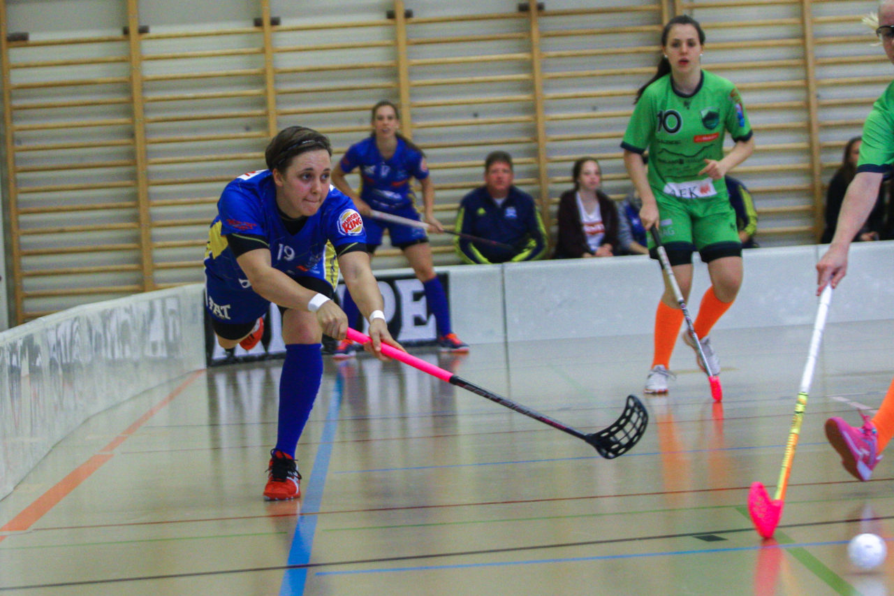 Hüenerweid (Dietlikon), 01.10.2017, Unihockey Damen NLA 4. Runde, UHC Dietlikon - Unihockey Berner Oberland, Julia Suter (Nr. 19, UHC Dietlikon) spielt einen Pass

(Claudio Schwarz, unihockey-fotos.ch)

Copyright: Claudio Schwarz, unihockey-fotos.ch – Dieses Bild wurde durch swiss unihockey lizenziert und darf ausschliesslich auf den Online-Kanälen von swiss unihockey verwendet werden. Die redaktionelle oder kommerzielle Nutzung durch Dritte (Medien, Vereine, Unternehmen oder Privatpersonen) per Download von diesem flickr-Account ist ausgeschlossen. Das Bild kann bei Interesse via unihockey-fotos.ch kostenpflichtig lizenziert werden. unihockey-fotos.ch behält sich vor, fehlbaren Medien, Vereinen, Unternehmen oder Privatpersonen Bilder mit einem Zuschlag in Rechnung zu stellen.