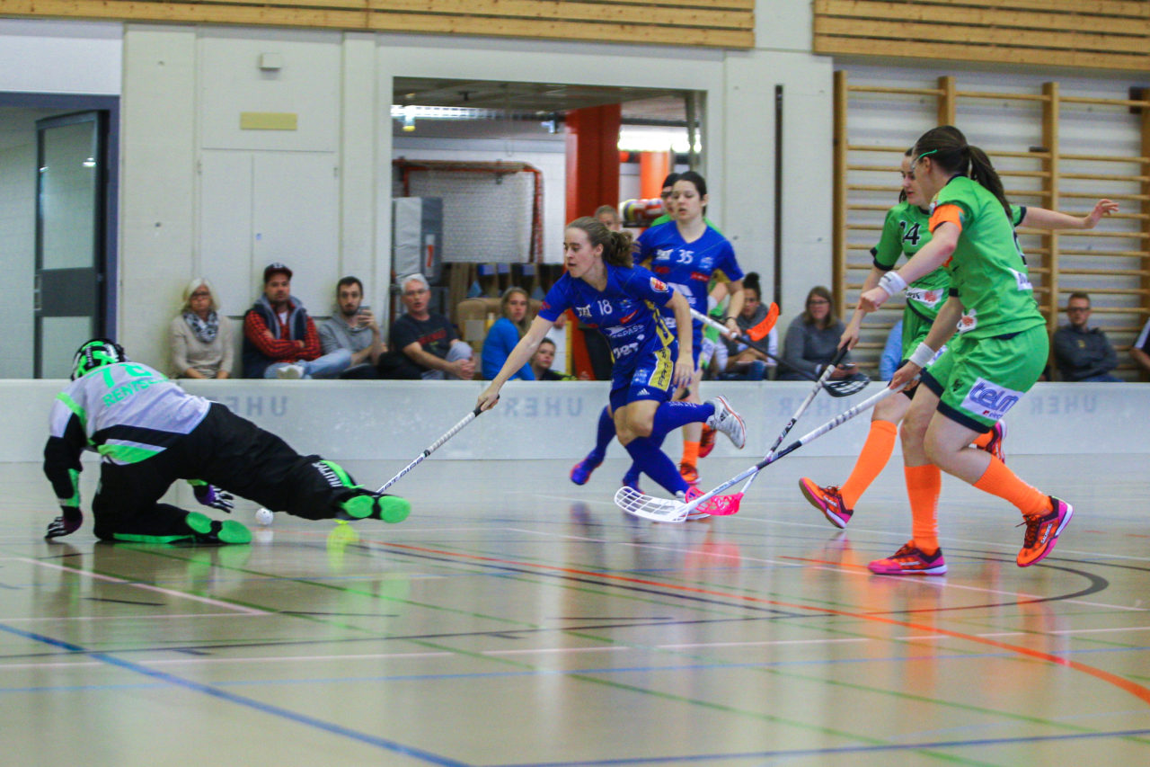 Hüenerweid (Dietlikon), 01.10.2017, Unihockey Damen NLA 4. Runde, UHC Dietlikon - Unihockey Berner Oberland, Flavia Rentsch (Nr. 78, Unihockey Berner Oberland) vor Kassandra Luck (Nr. 18, UHC Dietlikon) am Ball

(Claudio Schwarz, unihockey-fotos.ch)

Copyright: Claudio Schwarz, unihockey-fotos.ch – Dieses Bild wurde durch swiss unihockey lizenziert und darf ausschliesslich auf den Online-Kanälen von swiss unihockey verwendet werden. Die redaktionelle oder kommerzielle Nutzung durch Dritte (Medien, Vereine, Unternehmen oder Privatpersonen) per Download von diesem flickr-Account ist ausgeschlossen. Das Bild kann bei Interesse via unihockey-fotos.ch kostenpflichtig lizenziert werden. unihockey-fotos.ch behält sich vor, fehlbaren Medien, Vereinen, Unternehmen oder Privatpersonen Bilder mit einem Zuschlag in Rechnung zu stellen.