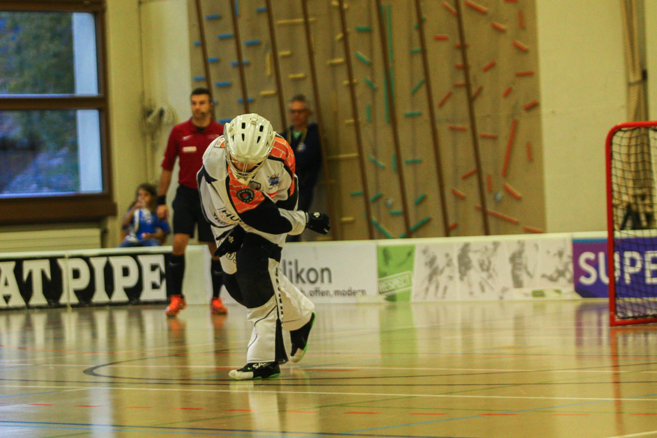 Hüenerweid (Dietlikon), 01.10.2017, Unihockey Damen NLA 4. Runde, UHC Dietlikon - Unihockey Berner Oberland, Monika Schmid (Nr. 29, UHC Dietlikon) mit einem Auswurf

(Claudio Schwarz, unihockey-fotos.ch)

Copyright: Claudio Schwarz, unihockey-fotos.ch – Dieses Bild wurde durch swiss unihockey lizenziert und darf ausschliesslich auf den Online-Kanälen von swiss unihockey verwendet werden. Die redaktionelle oder kommerzielle Nutzung durch Dritte (Medien, Vereine, Unternehmen oder Privatpersonen) per Download von diesem flickr-Account ist ausgeschlossen. Das Bild kann bei Interesse via unihockey-fotos.ch kostenpflichtig lizenziert werden. unihockey-fotos.ch behält sich vor, fehlbaren Medien, Vereinen, Unternehmen oder Privatpersonen Bilder mit einem Zuschlag in Rechnung zu stellen.