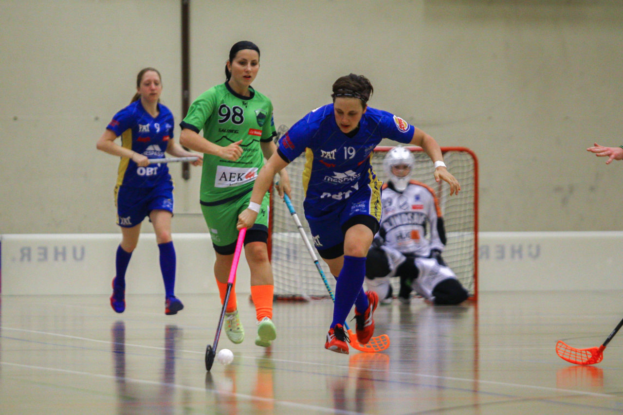 Hüenerweid (Dietlikon), 01.10.2017, Unihockey Damen NLA 4. Runde, UHC Dietlikon - Unihockey Berner Oberland, Julia Suter (Nr. 19, UHC Dietlikon) am Ball

(Claudio Schwarz, unihockey-fotos.ch)

Copyright: Claudio Schwarz, unihockey-fotos.ch – Dieses Bild wurde durch swiss unihockey lizenziert und darf ausschliesslich auf den Online-Kanälen von swiss unihockey verwendet werden. Die redaktionelle oder kommerzielle Nutzung durch Dritte (Medien, Vereine, Unternehmen oder Privatpersonen) per Download von diesem flickr-Account ist ausgeschlossen. Das Bild kann bei Interesse via unihockey-fotos.ch kostenpflichtig lizenziert werden. unihockey-fotos.ch behält sich vor, fehlbaren Medien, Vereinen, Unternehmen oder Privatpersonen Bilder mit einem Zuschlag in Rechnung zu stellen.