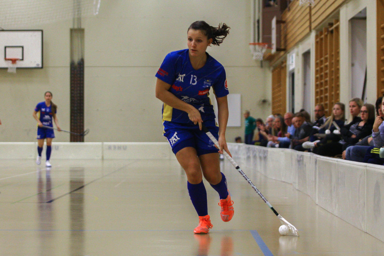 Hüenerweid (Dietlikon), 01.10.2017, Unihockey Damen NLA 4. Runde, UHC Dietlikon - Unihockey Berner Oberland, Linda Pedrazzoli (Nr. 13, UHC Dietlikon) am Ball

(Claudio Schwarz, unihockey-fotos.ch)

Copyright: Claudio Schwarz, unihockey-fotos.ch – Dieses Bild wurde durch swiss unihockey lizenziert und darf ausschliesslich auf den Online-Kanälen von swiss unihockey verwendet werden. Die redaktionelle oder kommerzielle Nutzung durch Dritte (Medien, Vereine, Unternehmen oder Privatpersonen) per Download von diesem flickr-Account ist ausgeschlossen. Das Bild kann bei Interesse via unihockey-fotos.ch kostenpflichtig lizenziert werden. unihockey-fotos.ch behält sich vor, fehlbaren Medien, Vereinen, Unternehmen oder Privatpersonen Bilder mit einem Zuschlag in Rechnung zu stellen.