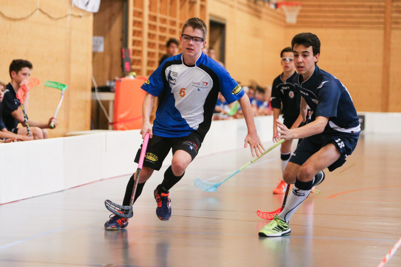 Doppelturnhalle Trimmis, Trimmis, 05.11.2017, Unihockey U15 Grischa-Challenge, Ticino - Zürich, Kimo Oesch (Nr. 6, U15 Zürich)

(Severin Binkert, unihockey-fotos.ch)

Copyright: Severin Binkert, unihockey-fotos.ch – Dieses Bild wurde durch swiss unihockey lizenziert und darf ausschliesslich auf den Online-Kanälen von swiss unihockey verwendet werden. Die redaktionelle oder kommerzielle Nutzung durch Dritte (Medien, Vereine, Unternehmen oder Privatpersonen) per Download von diesem flickr-Account ist ausgeschlossen. Das Bild kann bei Interesse via unihockey-fotos.ch kostenpflichtig lizenziert werden. unihockey-fotos.ch behält sich vor, fehlbaren Medien, Vereinen, Unternehmen oder Privatpersonen Bilder mit einem Zuschlag in Rechnung zu stellen.