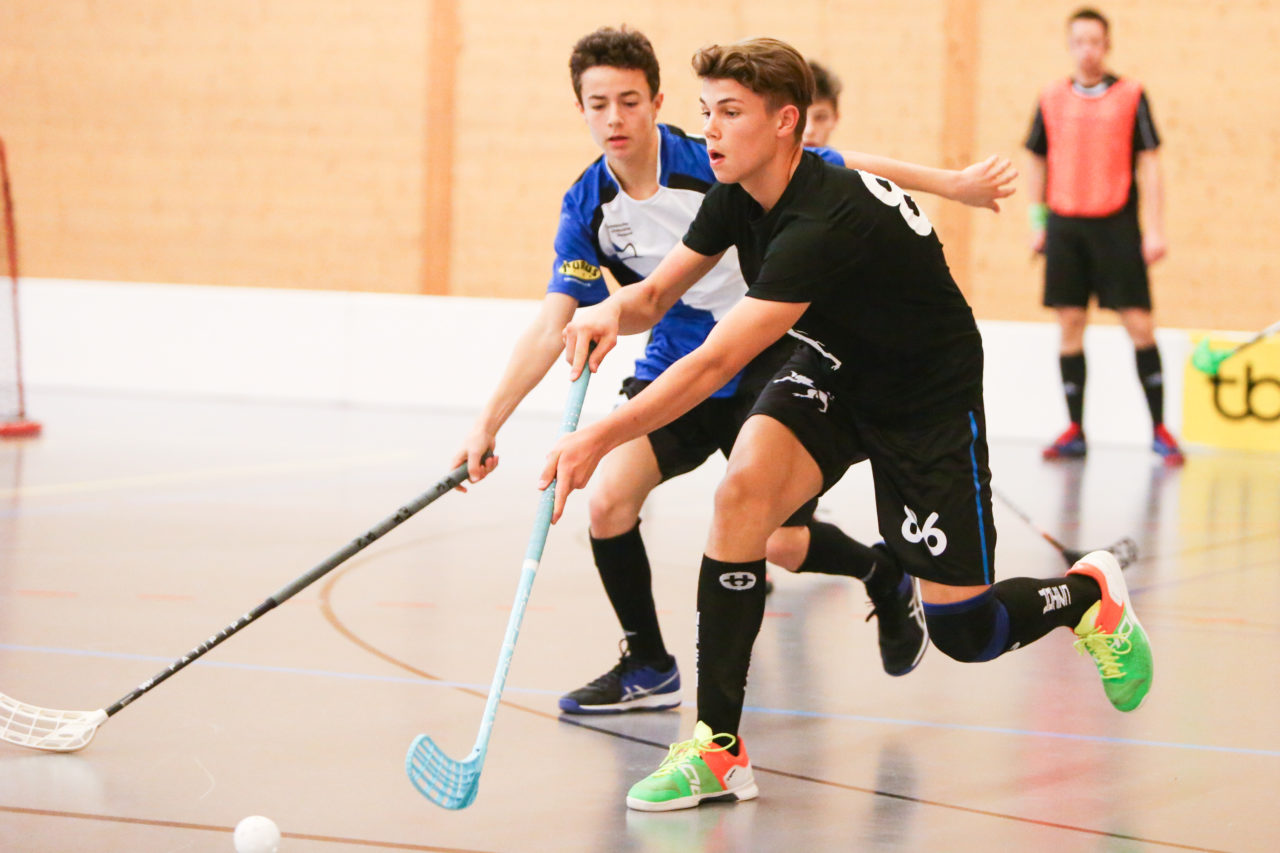 Doppelturnhalle Trimmis, Trimmis, 05.11.2017, Unihockey U15 Grischa-Challenge, Graubünden - Zürich, Maxim Frei (Nr. 4, U15 Zürich) und Tiziano Stolz (Nr. 86, U15 Graubünden)

(Severin Binkert, unihockey-fotos.ch)

Copyright: Severin Binkert, unihockey-fotos.ch – Dieses Bild wurde durch swiss unihockey lizenziert und darf ausschliesslich auf den Online-Kanälen von swiss unihockey verwendet werden. Die redaktionelle oder kommerzielle Nutzung durch Dritte (Medien, Vereine, Unternehmen oder Privatpersonen) per Download von diesem flickr-Account ist ausgeschlossen. Das Bild kann bei Interesse via unihockey-fotos.ch kostenpflichtig lizenziert werden. unihockey-fotos.ch behält sich vor, fehlbaren Medien, Vereinen, Unternehmen oder Privatpersonen Bilder mit einem Zuschlag in Rechnung zu stellen.