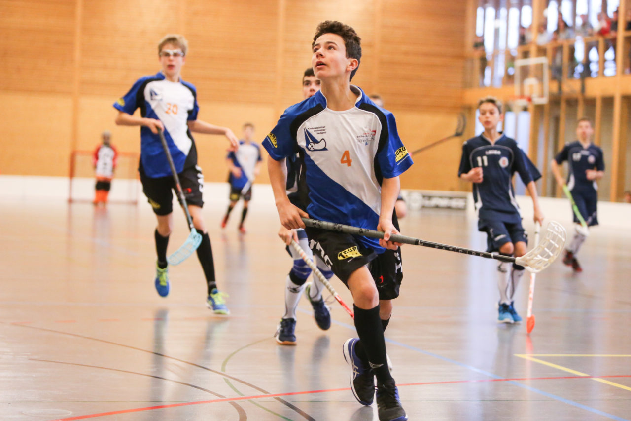 Doppelturnhalle Trimmis, Trimmis, 05.11.2017, Unihockey U15 Grischa-Challenge, Ticino - Zürich, Maxim Frei (Nr. 4, U15 Zürich)

(Severin Binkert, unihockey-fotos.ch)

Copyright: Severin Binkert, unihockey-fotos.ch – Dieses Bild wurde durch swiss unihockey lizenziert und darf ausschliesslich auf den Online-Kanälen von swiss unihockey verwendet werden. Die redaktionelle oder kommerzielle Nutzung durch Dritte (Medien, Vereine, Unternehmen oder Privatpersonen) per Download von diesem flickr-Account ist ausgeschlossen. Das Bild kann bei Interesse via unihockey-fotos.ch kostenpflichtig lizenziert werden. unihockey-fotos.ch behält sich vor, fehlbaren Medien, Vereinen, Unternehmen oder Privatpersonen Bilder mit einem Zuschlag in Rechnung zu stellen.