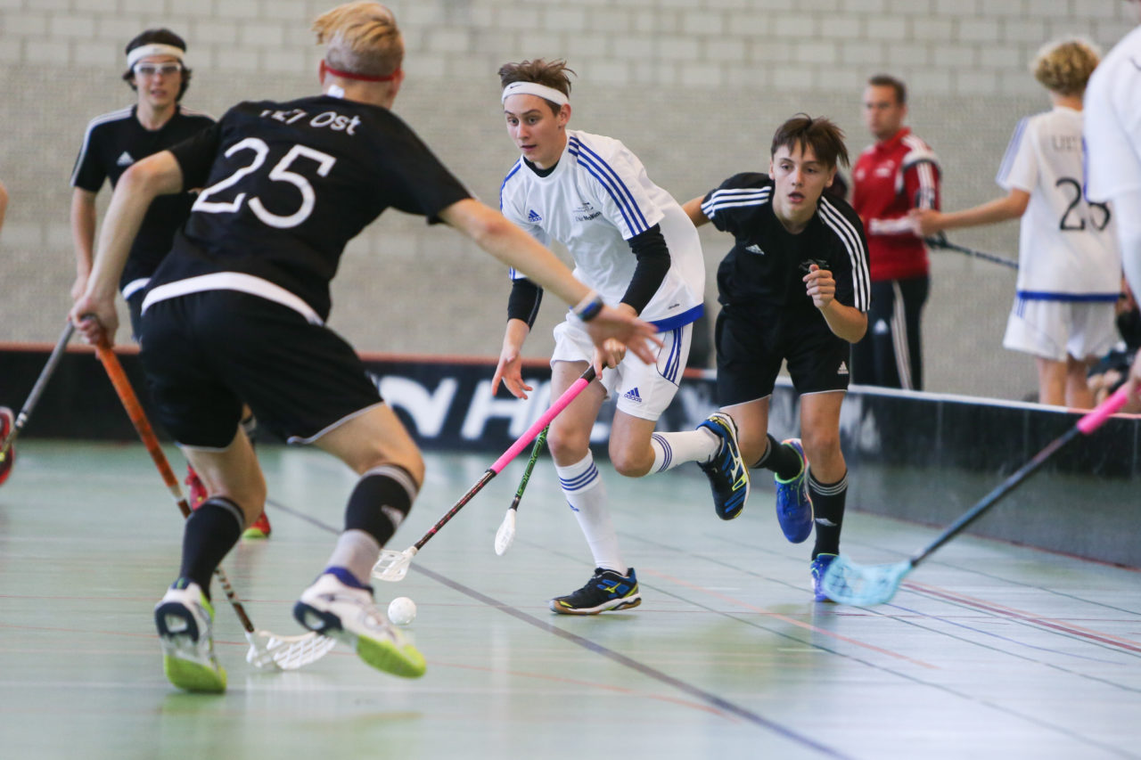 BBZ Halle Biel, 04.11.2017, Unihockey U17-Trophy, U17 Ost - U17 Zentral, Flavio Graf (Nr. 16, U17 Zentral)

(Severin Binkert, unihockey-fotos.ch)

Copyright: Severin Binkert, unihockey-fotos.ch – Dieses Bild wurde durch swiss unihockey lizenziert und darf ausschliesslich auf den Online-Kanälen von swiss unihockey verwendet werden. Die redaktionelle oder kommerzielle Nutzung durch Dritte (Medien, Vereine, Unternehmen oder Privatpersonen) per Download von diesem flickr-Account ist ausgeschlossen. Das Bild kann bei Interesse via unihockey-fotos.ch kostenpflichtig lizenziert werden. unihockey-fotos.ch behält sich vor, fehlbaren Medien, Vereinen, Unternehmen oder Privatpersonen Bilder mit einem Zuschlag in Rechnung zu stellen.