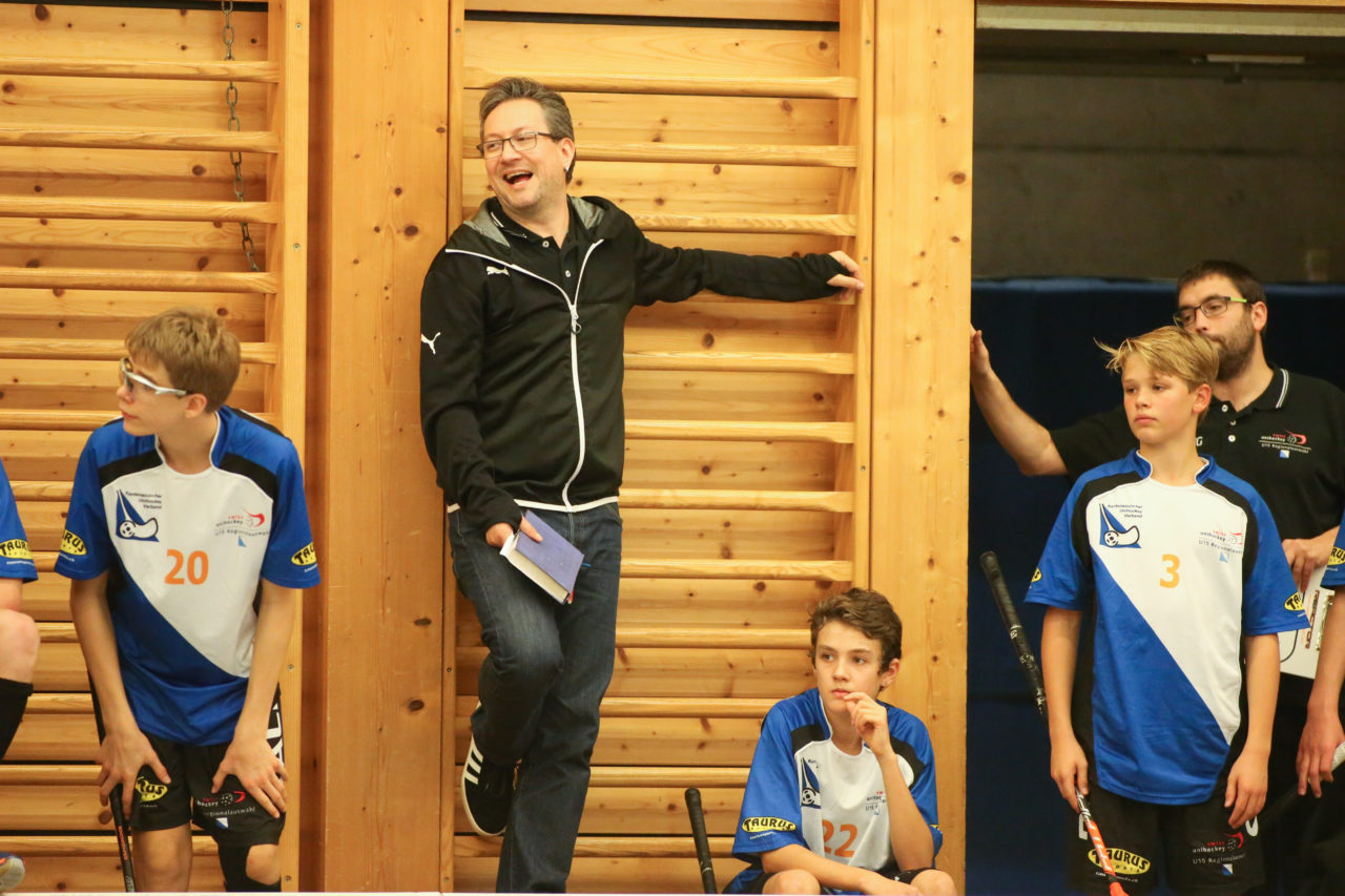 Doppelturnhalle Trimmis, Trimmis, 05.11.2017, Unihockey U15 Grischa-Challenge, Zürich - UVSGA, Yves Mohr (U15 Zürich)

(Severin Binkert, unihockey-fotos.ch)

Copyright: Severin Binkert, unihockey-fotos.ch – Dieses Bild wurde durch swiss unihockey lizenziert und darf ausschliesslich auf den Online-Kanälen von swiss unihockey verwendet werden. Die redaktionelle oder kommerzielle Nutzung durch Dritte (Medien, Vereine, Unternehmen oder Privatpersonen) per Download von diesem flickr-Account ist ausgeschlossen. Das Bild kann bei Interesse via unihockey-fotos.ch kostenpflichtig lizenziert werden. unihockey-fotos.ch behält sich vor, fehlbaren Medien, Vereinen, Unternehmen oder Privatpersonen Bilder mit einem Zuschlag in Rechnung zu stellen.