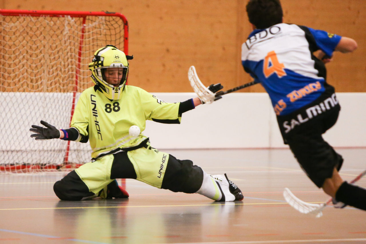 Doppelturnhalle Trimmis, Trimmis, 05.11.2017, Unihockey U15 Grischa-Challenge, Graubünden - Zürich, Nando Schmellentin (Nr. 88, U15 Graubünden) und Maxim Frei (Nr. 4, U15 Zürich)

(Severin Binkert, unihockey-fotos.ch)

Copyright: Severin Binkert, unihockey-fotos.ch – Dieses Bild wurde durch swiss unihockey lizenziert und darf ausschliesslich auf den Online-Kanälen von swiss unihockey verwendet werden. Die redaktionelle oder kommerzielle Nutzung durch Dritte (Medien, Vereine, Unternehmen oder Privatpersonen) per Download von diesem flickr-Account ist ausgeschlossen. Das Bild kann bei Interesse via unihockey-fotos.ch kostenpflichtig lizenziert werden. unihockey-fotos.ch behält sich vor, fehlbaren Medien, Vereinen, Unternehmen oder Privatpersonen Bilder mit einem Zuschlag in Rechnung zu stellen.