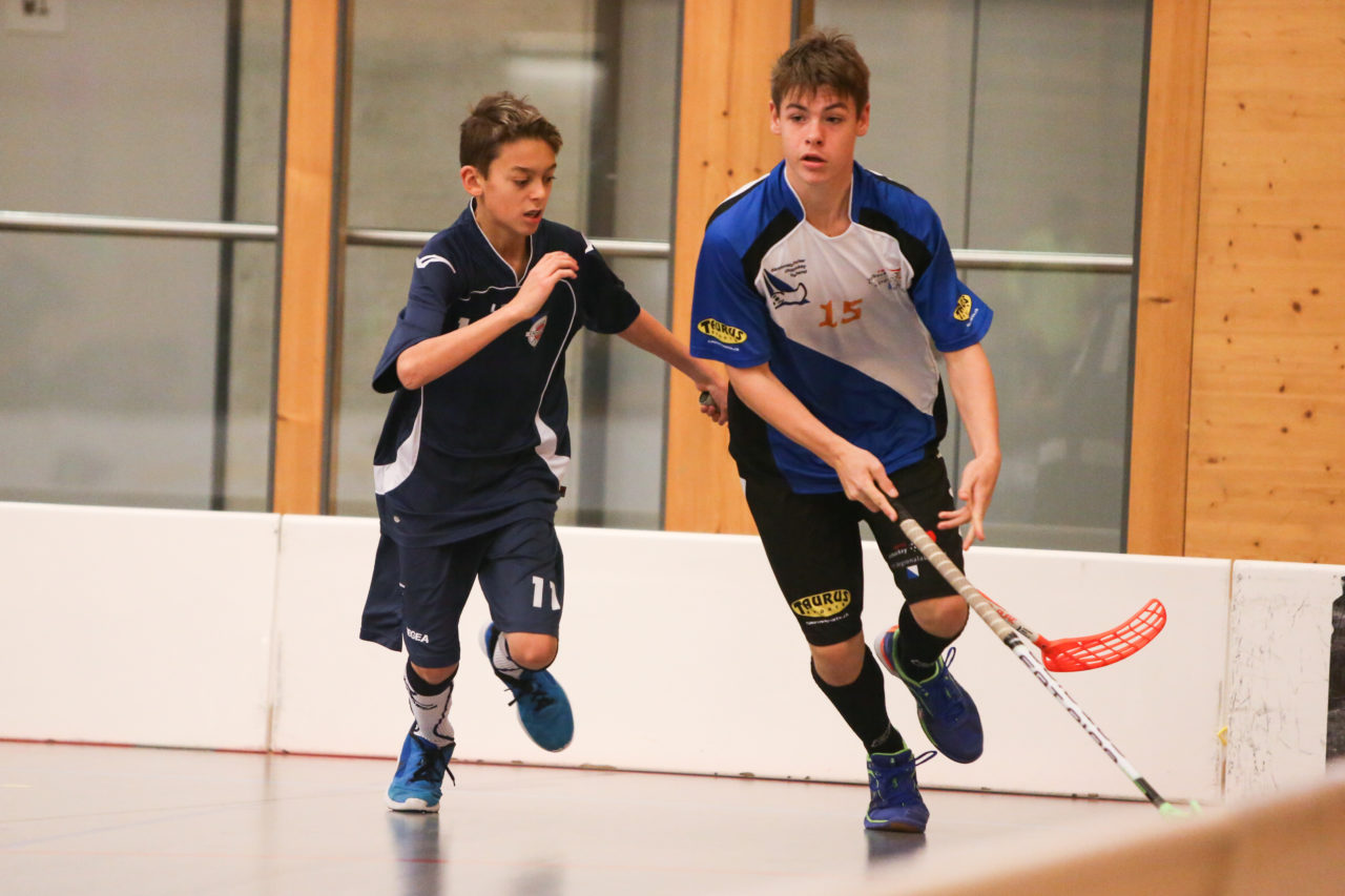 Doppelturnhalle Trimmis, Trimmis, 05.11.2017, Unihockey U15 Grischa-Challenge, Ticino - Zürich, Aris Gropengiesser (Nr. 11, U15 Ticino) und Jacob von Wangenheim (Nr. 15, U15 Zürich)

(Severin Binkert, unihockey-fotos.ch)

Copyright: Severin Binkert, unihockey-fotos.ch – Dieses Bild wurde durch swiss unihockey lizenziert und darf ausschliesslich auf den Online-Kanälen von swiss unihockey verwendet werden. Die redaktionelle oder kommerzielle Nutzung durch Dritte (Medien, Vereine, Unternehmen oder Privatpersonen) per Download von diesem flickr-Account ist ausgeschlossen. Das Bild kann bei Interesse via unihockey-fotos.ch kostenpflichtig lizenziert werden. unihockey-fotos.ch behält sich vor, fehlbaren Medien, Vereinen, Unternehmen oder Privatpersonen Bilder mit einem Zuschlag in Rechnung zu stellen.