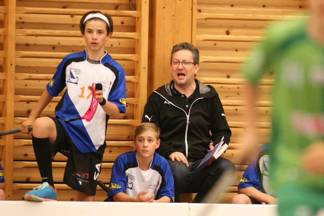Doppelturnhalle Trimmis, Trimmis, 05.11.2017, Unihockey U15 Grischa-Challenge, Zürich - UVSGA, Josia Pfister (Nr. 17, U15 Zürich) und Yves Mohr (U15 Zürich)

(Severin Binkert, unihockey-fotos.ch)

Copyright: Severin Binkert, unihockey-fotos.ch – Dieses Bild wurde durch swiss unihockey lizenziert und darf ausschliesslich auf den Online-Kanälen von swiss unihockey verwendet werden. Die redaktionelle oder kommerzielle Nutzung durch Dritte (Medien, Vereine, Unternehmen oder Privatpersonen) per Download von diesem flickr-Account ist ausgeschlossen. Das Bild kann bei Interesse via unihockey-fotos.ch kostenpflichtig lizenziert werden. unihockey-fotos.ch behält sich vor, fehlbaren Medien, Vereinen, Unternehmen oder Privatpersonen Bilder mit einem Zuschlag in Rechnung zu stellen.