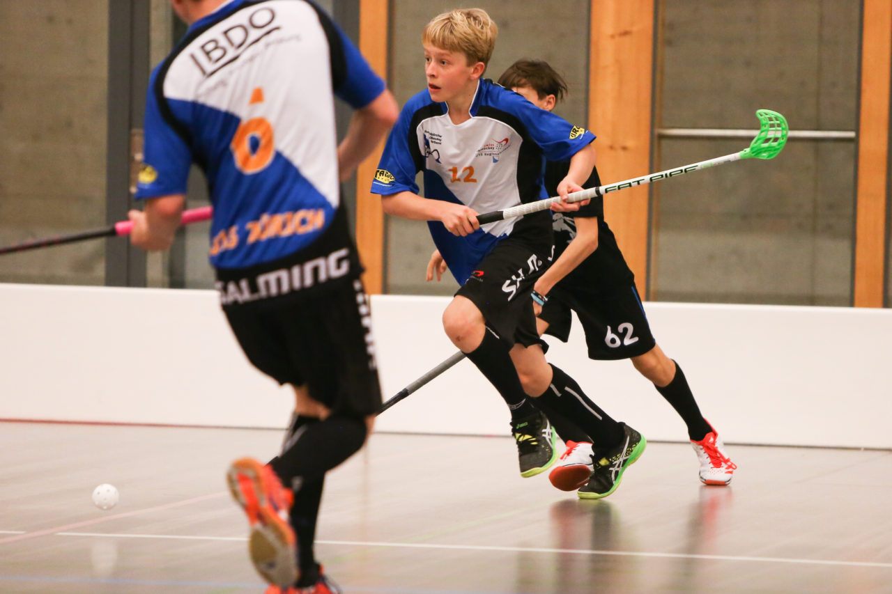 Doppelturnhalle Trimmis, Trimmis, 05.11.2017, Unihockey U15 Grischa-Challenge, Graubünden - Zürich, Dominik Dechow (Nr. 12, U15 Zürich)

(Severin Binkert, unihockey-fotos.ch)

Copyright: Severin Binkert, unihockey-fotos.ch – Dieses Bild wurde durch swiss unihockey lizenziert und darf ausschliesslich auf den Online-Kanälen von swiss unihockey verwendet werden. Die redaktionelle oder kommerzielle Nutzung durch Dritte (Medien, Vereine, Unternehmen oder Privatpersonen) per Download von diesem flickr-Account ist ausgeschlossen. Das Bild kann bei Interesse via unihockey-fotos.ch kostenpflichtig lizenziert werden. unihockey-fotos.ch behält sich vor, fehlbaren Medien, Vereinen, Unternehmen oder Privatpersonen Bilder mit einem Zuschlag in Rechnung zu stellen.