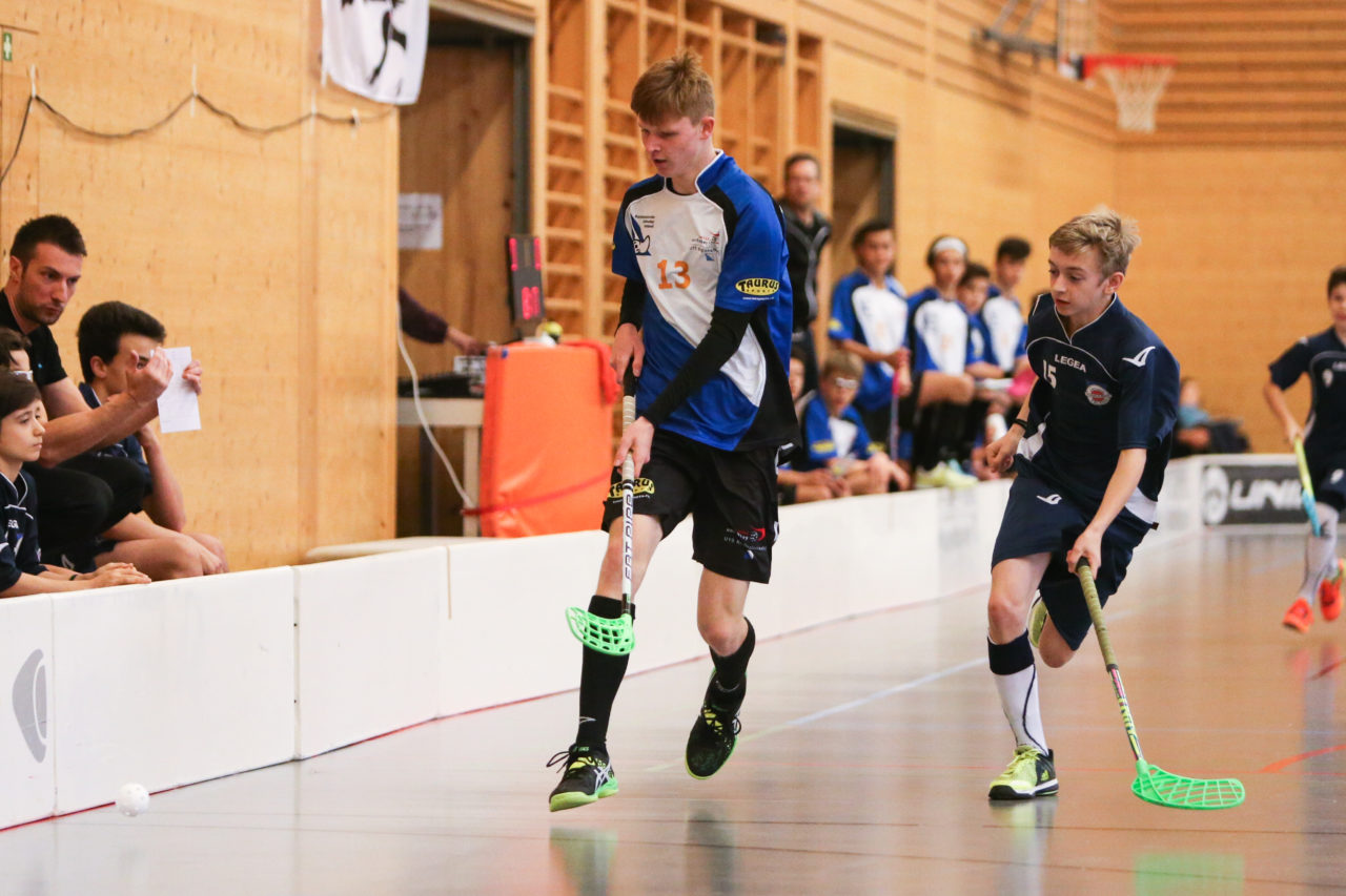 Doppelturnhalle Trimmis, Trimmis, 05.11.2017, Unihockey U15 Grischa-Challenge, Ticino - Zürich, Mika Russenberger (Nr. 13, U15 Zürich) und Orlando Forni (Nr. 15, U15 Ticino)

(Severin Binkert, unihockey-fotos.ch)

Copyright: Severin Binkert, unihockey-fotos.ch – Dieses Bild wurde durch swiss unihockey lizenziert und darf ausschliesslich auf den Online-Kanälen von swiss unihockey verwendet werden. Die redaktionelle oder kommerzielle Nutzung durch Dritte (Medien, Vereine, Unternehmen oder Privatpersonen) per Download von diesem flickr-Account ist ausgeschlossen. Das Bild kann bei Interesse via unihockey-fotos.ch kostenpflichtig lizenziert werden. unihockey-fotos.ch behält sich vor, fehlbaren Medien, Vereinen, Unternehmen oder Privatpersonen Bilder mit einem Zuschlag in Rechnung zu stellen.