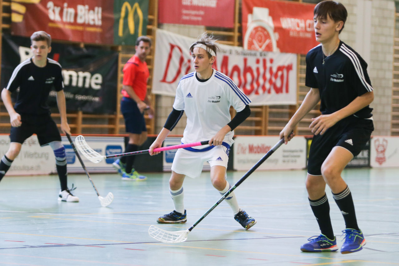 BBZ Halle Biel, 04.11.2017, Unihockey U17-Trophy, U17 Ost - U17 Zentral, Flavio Graf (Nr. 16, U17 Zentral)

(Severin Binkert, unihockey-fotos.ch)

Copyright: Severin Binkert, unihockey-fotos.ch – Dieses Bild wurde durch swiss unihockey lizenziert und darf ausschliesslich auf den Online-Kanälen von swiss unihockey verwendet werden. Die redaktionelle oder kommerzielle Nutzung durch Dritte (Medien, Vereine, Unternehmen oder Privatpersonen) per Download von diesem flickr-Account ist ausgeschlossen. Das Bild kann bei Interesse via unihockey-fotos.ch kostenpflichtig lizenziert werden. unihockey-fotos.ch behält sich vor, fehlbaren Medien, Vereinen, Unternehmen oder Privatpersonen Bilder mit einem Zuschlag in Rechnung zu stellen.