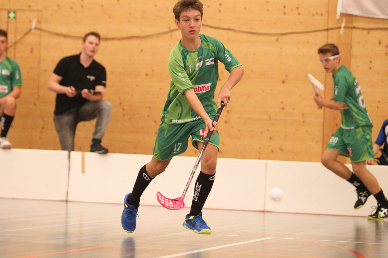 Doppelturnhalle Trimmis, Trimmis, 05.11.2017, Unihockey U15 Grischa-Challenge, Zürich - UVSGA, Till Bischof (Nr. 17, U15 UVSGA)

(Severin Binkert, unihockey-fotos.ch)

Copyright: Severin Binkert, unihockey-fotos.ch – Dieses Bild wurde durch swiss unihockey lizenziert und darf ausschliesslich auf den Online-Kanälen von swiss unihockey verwendet werden. Die redaktionelle oder kommerzielle Nutzung durch Dritte (Medien, Vereine, Unternehmen oder Privatpersonen) per Download von diesem flickr-Account ist ausgeschlossen. Das Bild kann bei Interesse via unihockey-fotos.ch kostenpflichtig lizenziert werden. unihockey-fotos.ch behält sich vor, fehlbaren Medien, Vereinen, Unternehmen oder Privatpersonen Bilder mit einem Zuschlag in Rechnung zu stellen.