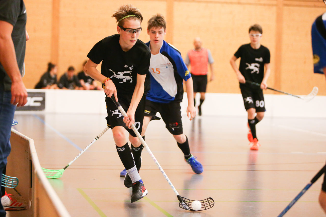 Doppelturnhalle Trimmis, Trimmis, 05.11.2017, Unihockey U15 Grischa-Challenge, Graubünden - Zürich, Nathanael Schnell (Nr. 20, U15 Graubünden)

(Severin Binkert, unihockey-fotos.ch)

Copyright: Severin Binkert, unihockey-fotos.ch – Dieses Bild wurde durch swiss unihockey lizenziert und darf ausschliesslich auf den Online-Kanälen von swiss unihockey verwendet werden. Die redaktionelle oder kommerzielle Nutzung durch Dritte (Medien, Vereine, Unternehmen oder Privatpersonen) per Download von diesem flickr-Account ist ausgeschlossen. Das Bild kann bei Interesse via unihockey-fotos.ch kostenpflichtig lizenziert werden. unihockey-fotos.ch behält sich vor, fehlbaren Medien, Vereinen, Unternehmen oder Privatpersonen Bilder mit einem Zuschlag in Rechnung zu stellen.