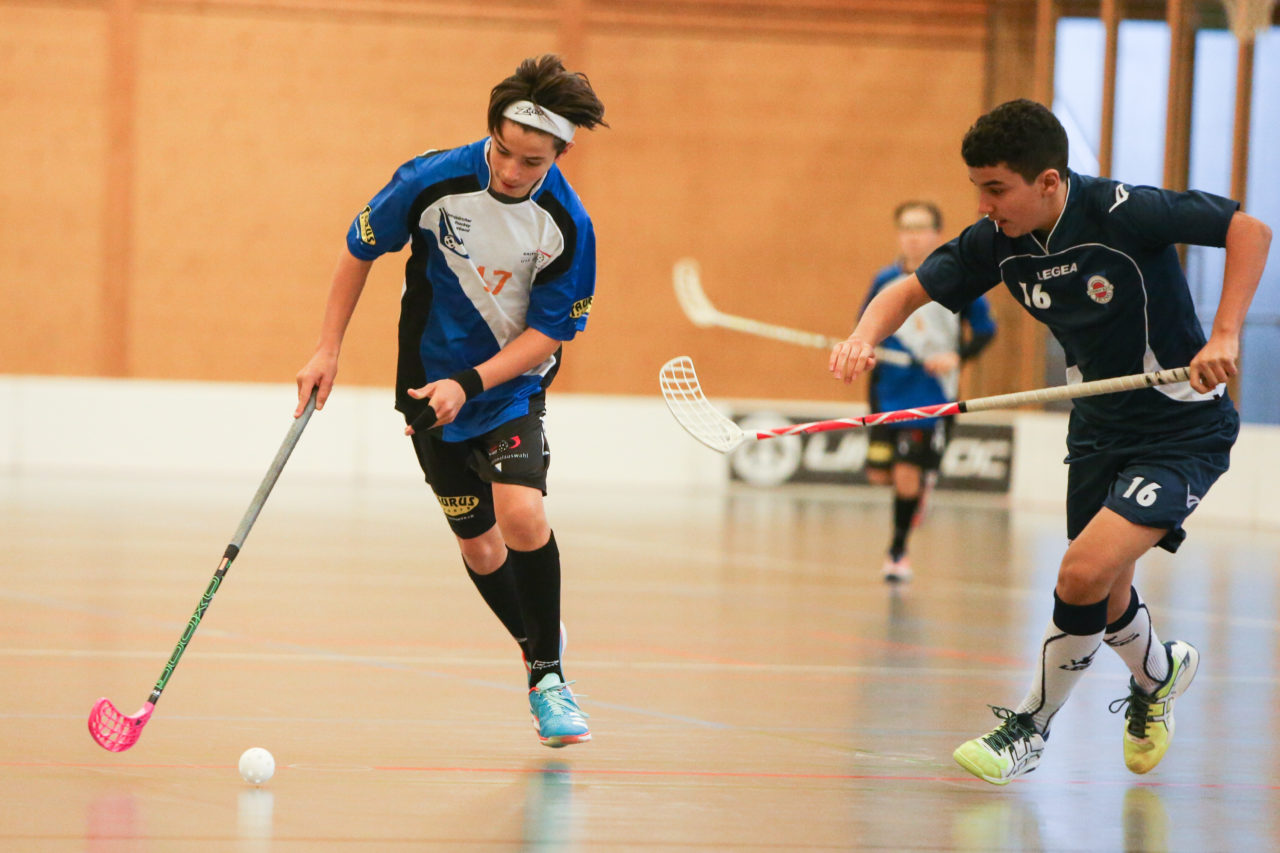Doppelturnhalle Trimmis, Trimmis, 05.11.2017, Unihockey U15 Grischa-Challenge, Ticino - Zürich, Josia Pfister (Nr. 17, U15 Zürich)

(Severin Binkert, unihockey-fotos.ch)

Copyright: Severin Binkert, unihockey-fotos.ch – Dieses Bild wurde durch swiss unihockey lizenziert und darf ausschliesslich auf den Online-Kanälen von swiss unihockey verwendet werden. Die redaktionelle oder kommerzielle Nutzung durch Dritte (Medien, Vereine, Unternehmen oder Privatpersonen) per Download von diesem flickr-Account ist ausgeschlossen. Das Bild kann bei Interesse via unihockey-fotos.ch kostenpflichtig lizenziert werden. unihockey-fotos.ch behält sich vor, fehlbaren Medien, Vereinen, Unternehmen oder Privatpersonen Bilder mit einem Zuschlag in Rechnung zu stellen.