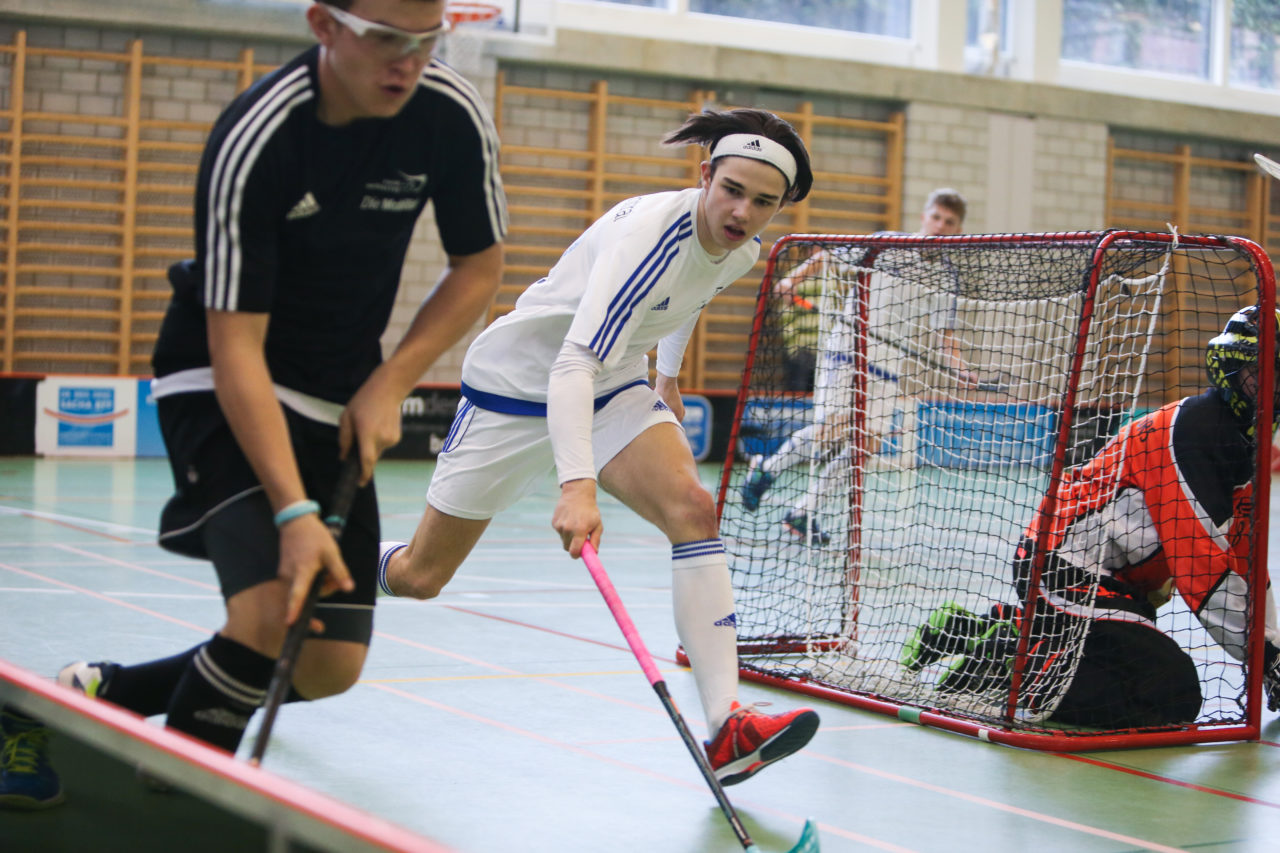 BBZ Halle Biel, 04.11.2017, Unihockey U17-Trophy, U17 Ost - U17 Zentral, Mario Conci (Nr. 18, U17 Zentral)

(Severin Binkert, unihockey-fotos.ch)

Copyright: Severin Binkert, unihockey-fotos.ch – Dieses Bild wurde durch swiss unihockey lizenziert und darf ausschliesslich auf den Online-Kanälen von swiss unihockey verwendet werden. Die redaktionelle oder kommerzielle Nutzung durch Dritte (Medien, Vereine, Unternehmen oder Privatpersonen) per Download von diesem flickr-Account ist ausgeschlossen. Das Bild kann bei Interesse via unihockey-fotos.ch kostenpflichtig lizenziert werden. unihockey-fotos.ch behält sich vor, fehlbaren Medien, Vereinen, Unternehmen oder Privatpersonen Bilder mit einem Zuschlag in Rechnung zu stellen.