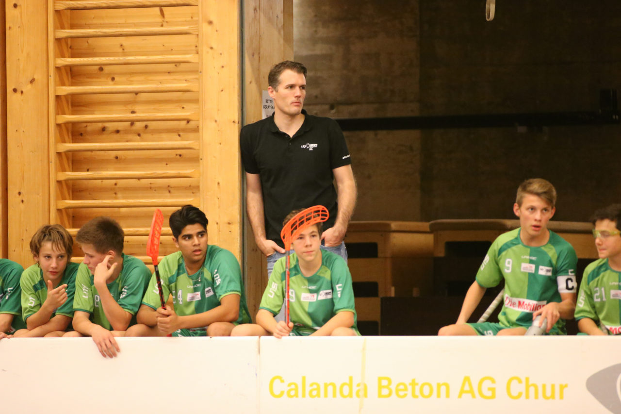 Doppelturnhalle Trimmis, Trimmis, 05.11.2017, Unihockey U15 Grischa-Challenge, Zürich - UVSGA, Dominik Heller (U15 UVSGA)

(Severin Binkert, unihockey-fotos.ch)

Copyright: Severin Binkert, unihockey-fotos.ch – Dieses Bild wurde durch swiss unihockey lizenziert und darf ausschliesslich auf den Online-Kanälen von swiss unihockey verwendet werden. Die redaktionelle oder kommerzielle Nutzung durch Dritte (Medien, Vereine, Unternehmen oder Privatpersonen) per Download von diesem flickr-Account ist ausgeschlossen. Das Bild kann bei Interesse via unihockey-fotos.ch kostenpflichtig lizenziert werden. unihockey-fotos.ch behält sich vor, fehlbaren Medien, Vereinen, Unternehmen oder Privatpersonen Bilder mit einem Zuschlag in Rechnung zu stellen.