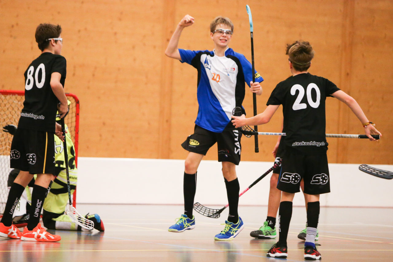 Doppelturnhalle Trimmis, Trimmis, 05.11.2017, Unihockey U15 Grischa-Challenge, Graubünden - Zürich, Nico Kehl (Nr. 20, U15 Zürich)

(Severin Binkert, unihockey-fotos.ch)

Copyright: Severin Binkert, unihockey-fotos.ch – Dieses Bild wurde durch swiss unihockey lizenziert und darf ausschliesslich auf den Online-Kanälen von swiss unihockey verwendet werden. Die redaktionelle oder kommerzielle Nutzung durch Dritte (Medien, Vereine, Unternehmen oder Privatpersonen) per Download von diesem flickr-Account ist ausgeschlossen. Das Bild kann bei Interesse via unihockey-fotos.ch kostenpflichtig lizenziert werden. unihockey-fotos.ch behält sich vor, fehlbaren Medien, Vereinen, Unternehmen oder Privatpersonen Bilder mit einem Zuschlag in Rechnung zu stellen.