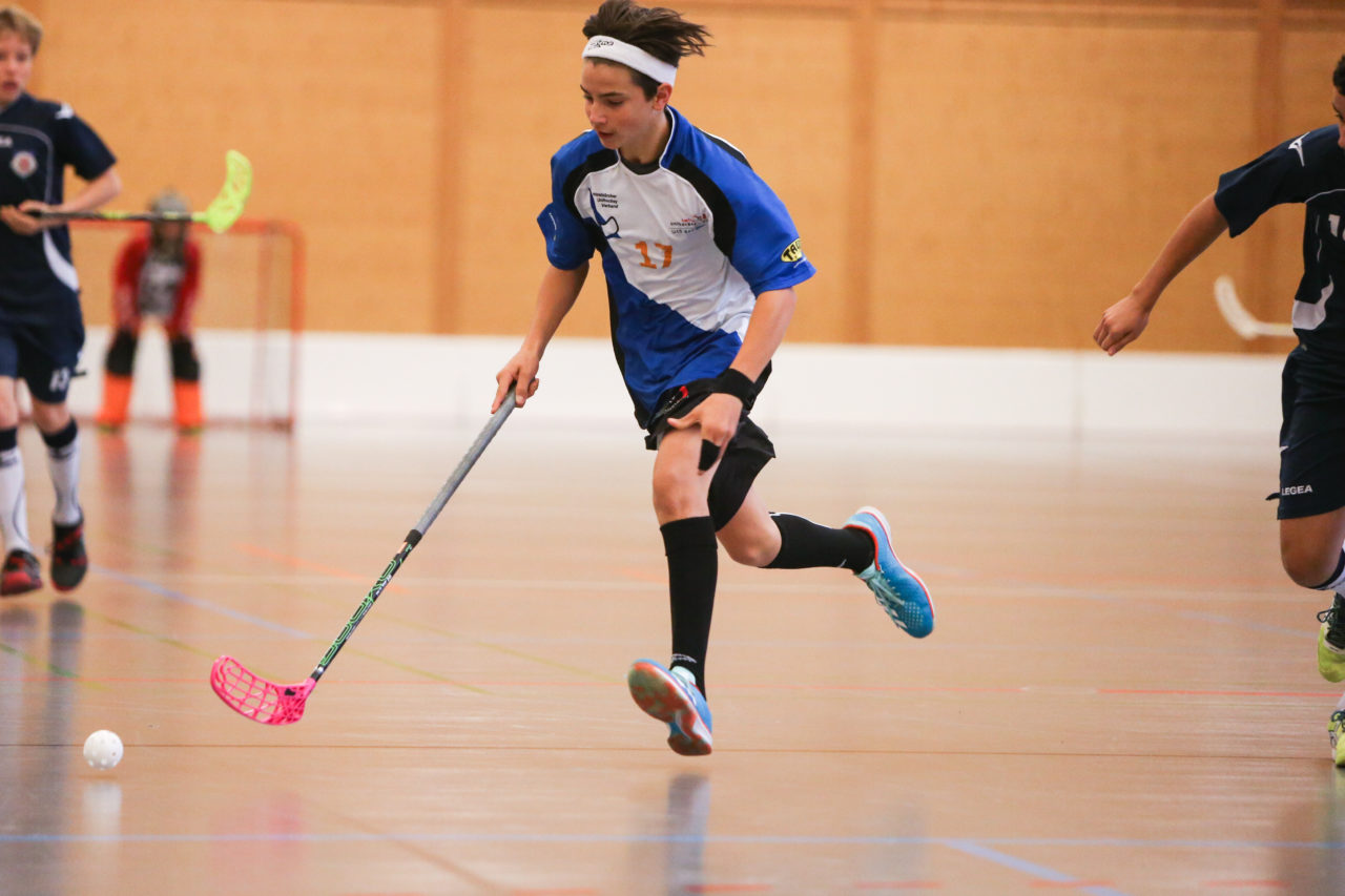 Doppelturnhalle Trimmis, Trimmis, 05.11.2017, Unihockey U15 Grischa-Challenge, Ticino - Zürich, Josia Pfister (Nr. 17, U15 Zürich)

(Severin Binkert, unihockey-fotos.ch)

Copyright: Severin Binkert, unihockey-fotos.ch – Dieses Bild wurde durch swiss unihockey lizenziert und darf ausschliesslich auf den Online-Kanälen von swiss unihockey verwendet werden. Die redaktionelle oder kommerzielle Nutzung durch Dritte (Medien, Vereine, Unternehmen oder Privatpersonen) per Download von diesem flickr-Account ist ausgeschlossen. Das Bild kann bei Interesse via unihockey-fotos.ch kostenpflichtig lizenziert werden. unihockey-fotos.ch behält sich vor, fehlbaren Medien, Vereinen, Unternehmen oder Privatpersonen Bilder mit einem Zuschlag in Rechnung zu stellen.