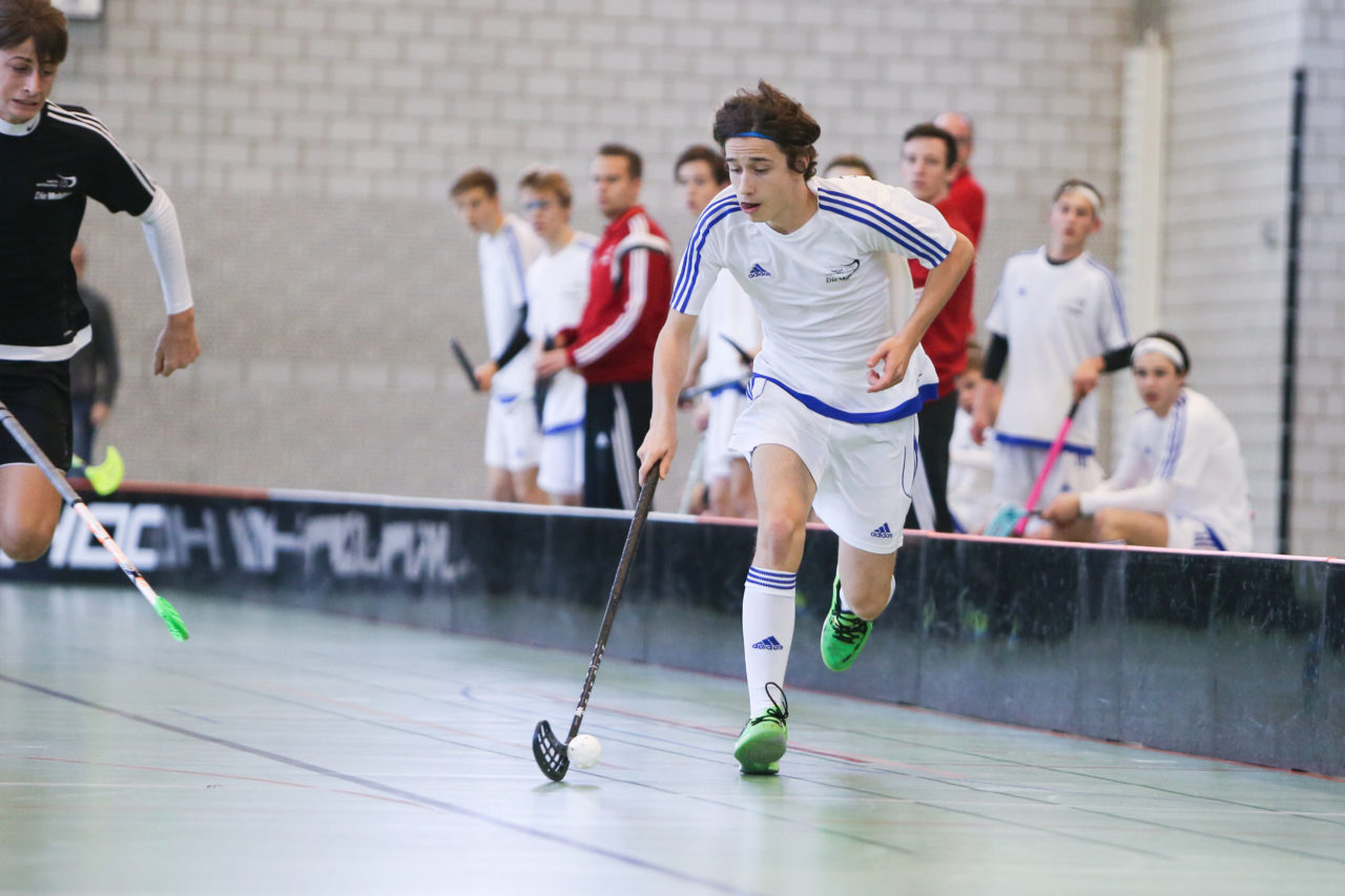 BBZ Halle Biel, 04.11.2017, Unihockey U17-Trophy, U17 Ost - U17 Zentral, Dylan Hasenböhler (Nr. 10, U17 Zentral)

(Severin Binkert, unihockey-fotos.ch)

Copyright: Severin Binkert, unihockey-fotos.ch – Dieses Bild wurde durch swiss unihockey lizenziert und darf ausschliesslich auf den Online-Kanälen von swiss unihockey verwendet werden. Die redaktionelle oder kommerzielle Nutzung durch Dritte (Medien, Vereine, Unternehmen oder Privatpersonen) per Download von diesem flickr-Account ist ausgeschlossen. Das Bild kann bei Interesse via unihockey-fotos.ch kostenpflichtig lizenziert werden. unihockey-fotos.ch behält sich vor, fehlbaren Medien, Vereinen, Unternehmen oder Privatpersonen Bilder mit einem Zuschlag in Rechnung zu stellen.