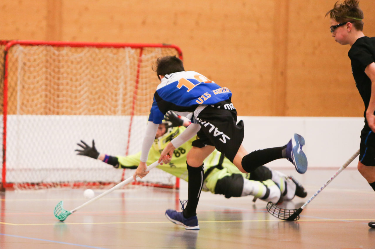 Doppelturnhalle Trimmis, Trimmis, 05.11.2017, Unihockey U15 Grischa-Challenge, Graubünden - Zürich, Yves Klöti (Nr. 10, U15 Zürich)

(Severin Binkert, unihockey-fotos.ch)

Copyright: Severin Binkert, unihockey-fotos.ch – Dieses Bild wurde durch swiss unihockey lizenziert und darf ausschliesslich auf den Online-Kanälen von swiss unihockey verwendet werden. Die redaktionelle oder kommerzielle Nutzung durch Dritte (Medien, Vereine, Unternehmen oder Privatpersonen) per Download von diesem flickr-Account ist ausgeschlossen. Das Bild kann bei Interesse via unihockey-fotos.ch kostenpflichtig lizenziert werden. unihockey-fotos.ch behält sich vor, fehlbaren Medien, Vereinen, Unternehmen oder Privatpersonen Bilder mit einem Zuschlag in Rechnung zu stellen.