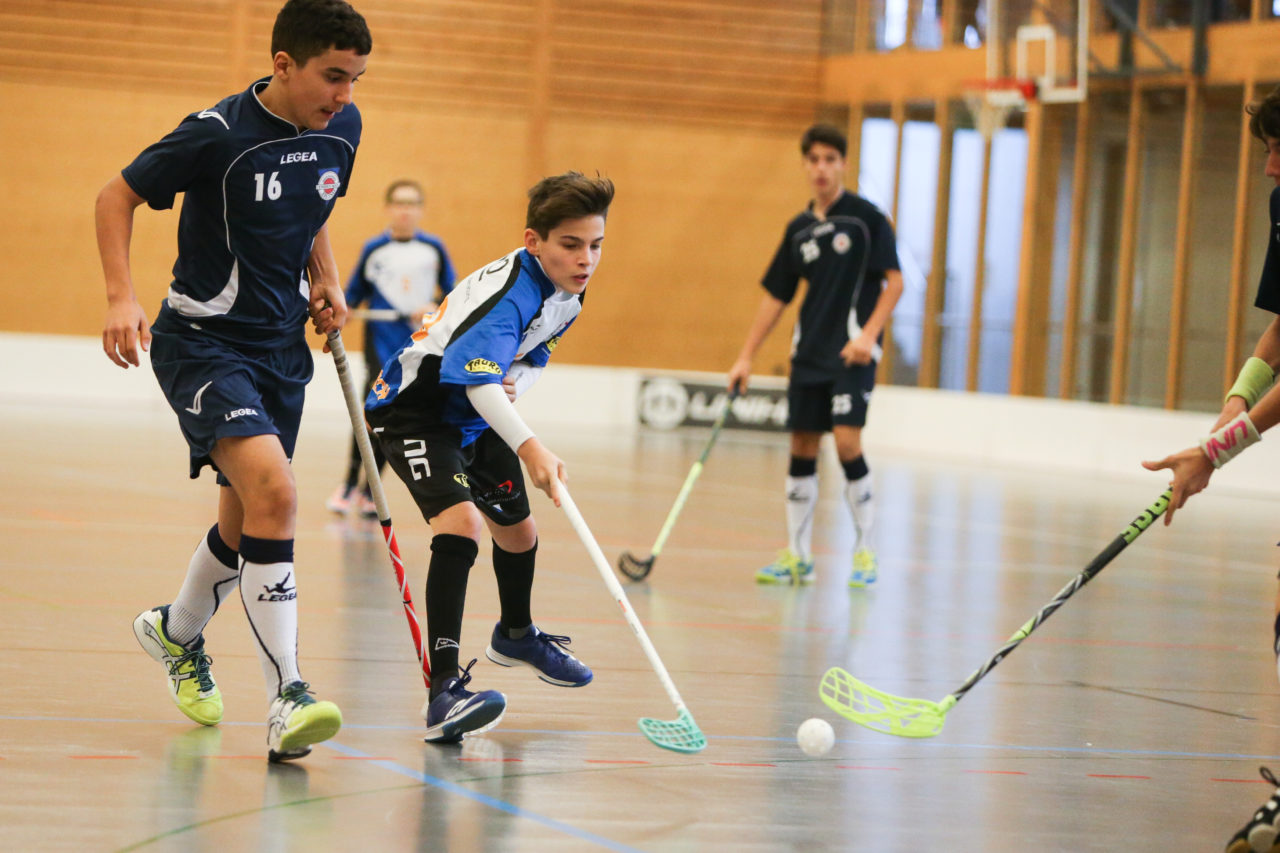 Doppelturnhalle Trimmis, Trimmis, 05.11.2017, Unihockey U15 Grischa-Challenge, Ticino - Zürich, Andrea Filipponi (Nr. 16, U15 Ticino) und Yves Klöti (Nr. 10, U15 Zürich)

(Severin Binkert, unihockey-fotos.ch)

Copyright: Severin Binkert, unihockey-fotos.ch – Dieses Bild wurde durch swiss unihockey lizenziert und darf ausschliesslich auf den Online-Kanälen von swiss unihockey verwendet werden. Die redaktionelle oder kommerzielle Nutzung durch Dritte (Medien, Vereine, Unternehmen oder Privatpersonen) per Download von diesem flickr-Account ist ausgeschlossen. Das Bild kann bei Interesse via unihockey-fotos.ch kostenpflichtig lizenziert werden. unihockey-fotos.ch behält sich vor, fehlbaren Medien, Vereinen, Unternehmen oder Privatpersonen Bilder mit einem Zuschlag in Rechnung zu stellen.