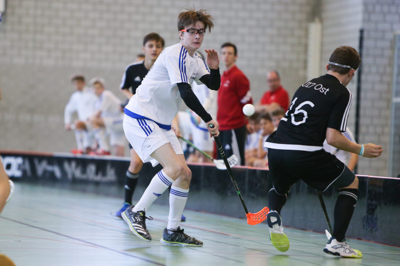 BBZ Halle Biel, 04.11.2017, Unihockey U17-Trophy, U17 Ost - U17 Zentral, Guy Häring (Nr. 27, U17 Zentral)

(Severin Binkert, unihockey-fotos.ch)

Copyright: Severin Binkert, unihockey-fotos.ch – Dieses Bild wurde durch swiss unihockey lizenziert und darf ausschliesslich auf den Online-Kanälen von swiss unihockey verwendet werden. Die redaktionelle oder kommerzielle Nutzung durch Dritte (Medien, Vereine, Unternehmen oder Privatpersonen) per Download von diesem flickr-Account ist ausgeschlossen. Das Bild kann bei Interesse via unihockey-fotos.ch kostenpflichtig lizenziert werden. unihockey-fotos.ch behält sich vor, fehlbaren Medien, Vereinen, Unternehmen oder Privatpersonen Bilder mit einem Zuschlag in Rechnung zu stellen.