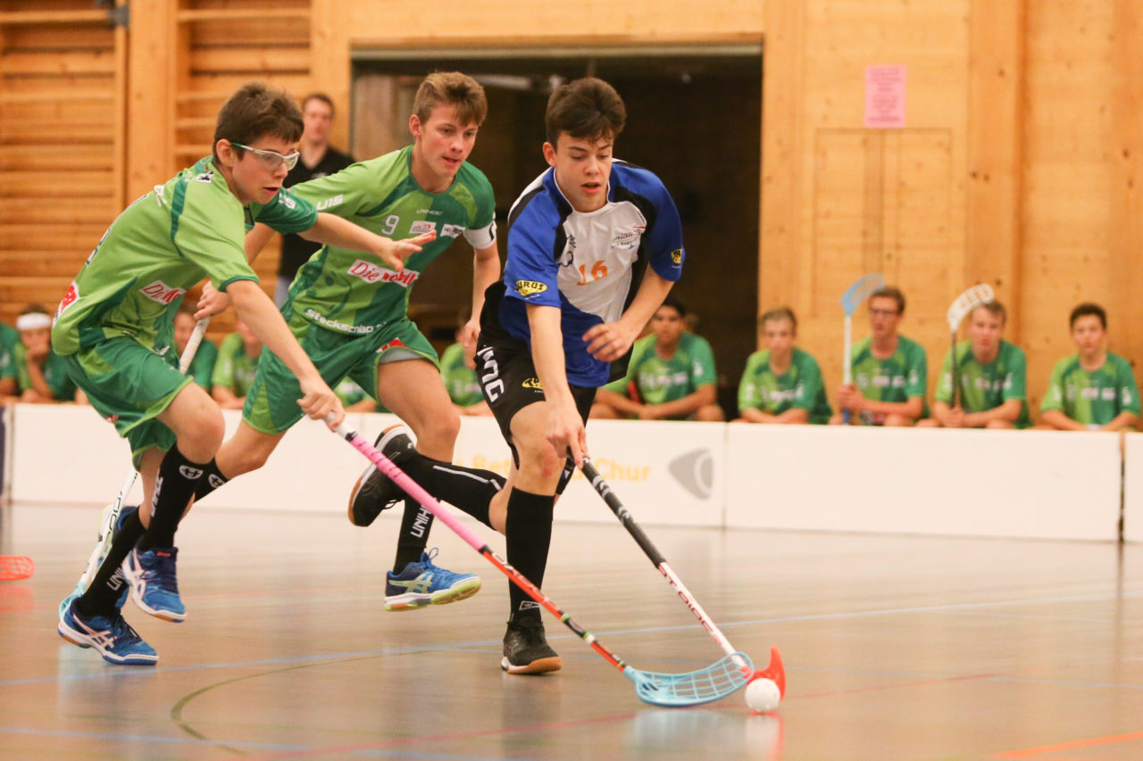 Doppelturnhalle Trimmis, Trimmis, 05.11.2017, Unihockey U15 Grischa-Challenge, Zürich - UVSGA, Ron Keller (Nr. 9, U15 UVSGA) und Noah Kern (Nr. 16, U15 Zürich)

(Severin Binkert, unihockey-fotos.ch)

Copyright: Severin Binkert, unihockey-fotos.ch – Dieses Bild wurde durch swiss unihockey lizenziert und darf ausschliesslich auf den Online-Kanälen von swiss unihockey verwendet werden. Die redaktionelle oder kommerzielle Nutzung durch Dritte (Medien, Vereine, Unternehmen oder Privatpersonen) per Download von diesem flickr-Account ist ausgeschlossen. Das Bild kann bei Interesse via unihockey-fotos.ch kostenpflichtig lizenziert werden. unihockey-fotos.ch behält sich vor, fehlbaren Medien, Vereinen, Unternehmen oder Privatpersonen Bilder mit einem Zuschlag in Rechnung zu stellen.