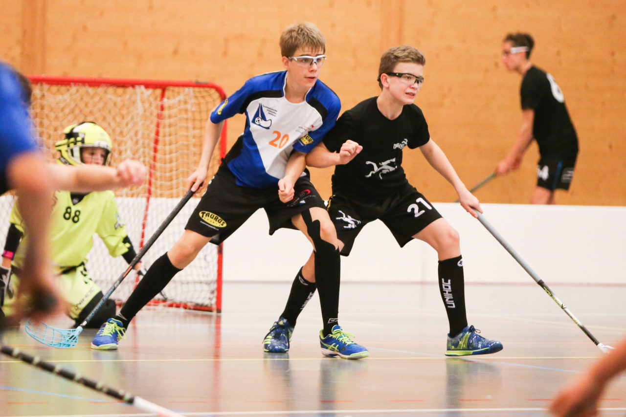 Doppelturnhalle Trimmis, Trimmis, 05.11.2017, Unihockey U15 Grischa-Challenge, Graubünden - Zürich, Nico Kehl (Nr. 20, U15 Zürich) und Tm Fritschi (Nr. 21, U15 Graubünden)

(Severin Binkert, unihockey-fotos.ch)

Copyright: Severin Binkert, unihockey-fotos.ch – Dieses Bild wurde durch swiss unihockey lizenziert und darf ausschliesslich auf den Online-Kanälen von swiss unihockey verwendet werden. Die redaktionelle oder kommerzielle Nutzung durch Dritte (Medien, Vereine, Unternehmen oder Privatpersonen) per Download von diesem flickr-Account ist ausgeschlossen. Das Bild kann bei Interesse via unihockey-fotos.ch kostenpflichtig lizenziert werden. unihockey-fotos.ch behält sich vor, fehlbaren Medien, Vereinen, Unternehmen oder Privatpersonen Bilder mit einem Zuschlag in Rechnung zu stellen.