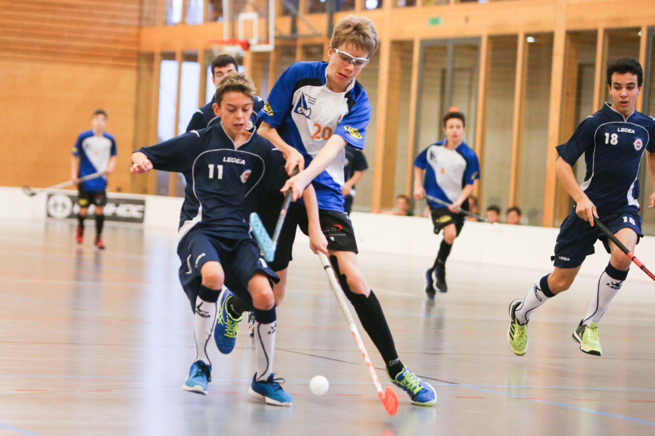 Doppelturnhalle Trimmis, Trimmis, 05.11.2017, Unihockey U15 Grischa-Challenge, Ticino - Zürich, Aris Gropengiesser (Nr. 11, U15 Ticino) und Nico Kehl (Nr. 20, U15 Zürich)

(Severin Binkert, unihockey-fotos.ch)

Copyright: Severin Binkert, unihockey-fotos.ch – Dieses Bild wurde durch swiss unihockey lizenziert und darf ausschliesslich auf den Online-Kanälen von swiss unihockey verwendet werden. Die redaktionelle oder kommerzielle Nutzung durch Dritte (Medien, Vereine, Unternehmen oder Privatpersonen) per Download von diesem flickr-Account ist ausgeschlossen. Das Bild kann bei Interesse via unihockey-fotos.ch kostenpflichtig lizenziert werden. unihockey-fotos.ch behält sich vor, fehlbaren Medien, Vereinen, Unternehmen oder Privatpersonen Bilder mit einem Zuschlag in Rechnung zu stellen.