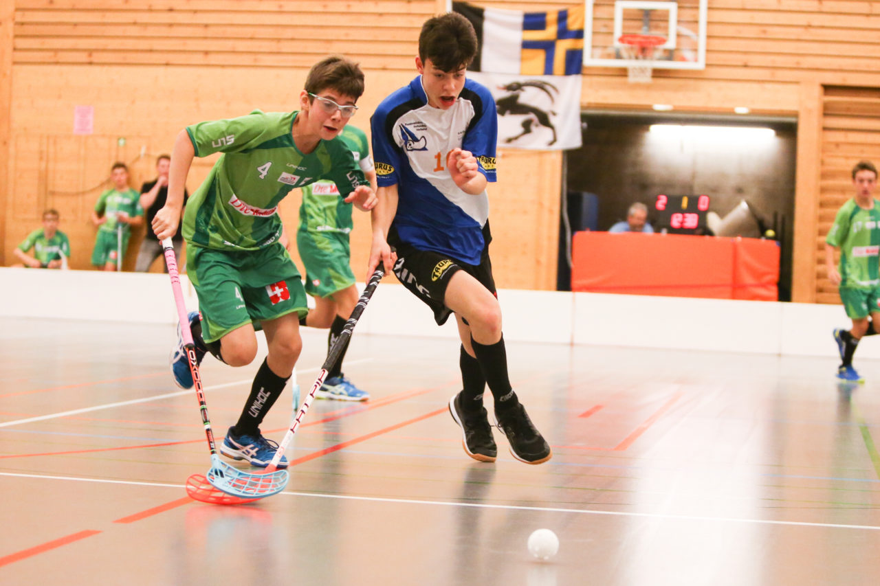 Doppelturnhalle Trimmis, Trimmis, 05.11.2017, Unihockey U15 Grischa-Challenge, Zürich - UVSGA, Cyrill Zimmermann (Nr. 4, U15 UVSGA) und Noah Kern (Nr. 16, U15 Zürich)

(Severin Binkert, unihockey-fotos.ch)

Copyright: Severin Binkert, unihockey-fotos.ch – Dieses Bild wurde durch swiss unihockey lizenziert und darf ausschliesslich auf den Online-Kanälen von swiss unihockey verwendet werden. Die redaktionelle oder kommerzielle Nutzung durch Dritte (Medien, Vereine, Unternehmen oder Privatpersonen) per Download von diesem flickr-Account ist ausgeschlossen. Das Bild kann bei Interesse via unihockey-fotos.ch kostenpflichtig lizenziert werden. unihockey-fotos.ch behält sich vor, fehlbaren Medien, Vereinen, Unternehmen oder Privatpersonen Bilder mit einem Zuschlag in Rechnung zu stellen.