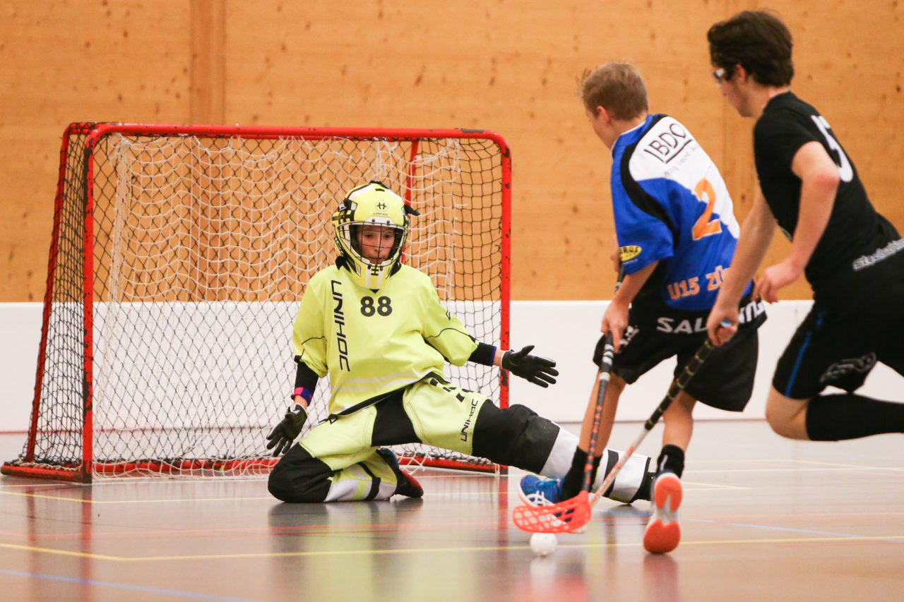 Doppelturnhalle Trimmis, Trimmis, 05.11.2017, Unihockey U15 Grischa-Challenge, Graubünden - Zürich, Nando Schmellentin (Nr. 88, U15 Graubünden) und Timo Graf (Nr. 2, U15 Zürich)

(Severin Binkert, unihockey-fotos.ch)

Copyright: Severin Binkert, unihockey-fotos.ch – Dieses Bild wurde durch swiss unihockey lizenziert und darf ausschliesslich auf den Online-Kanälen von swiss unihockey verwendet werden. Die redaktionelle oder kommerzielle Nutzung durch Dritte (Medien, Vereine, Unternehmen oder Privatpersonen) per Download von diesem flickr-Account ist ausgeschlossen. Das Bild kann bei Interesse via unihockey-fotos.ch kostenpflichtig lizenziert werden. unihockey-fotos.ch behält sich vor, fehlbaren Medien, Vereinen, Unternehmen oder Privatpersonen Bilder mit einem Zuschlag in Rechnung zu stellen.