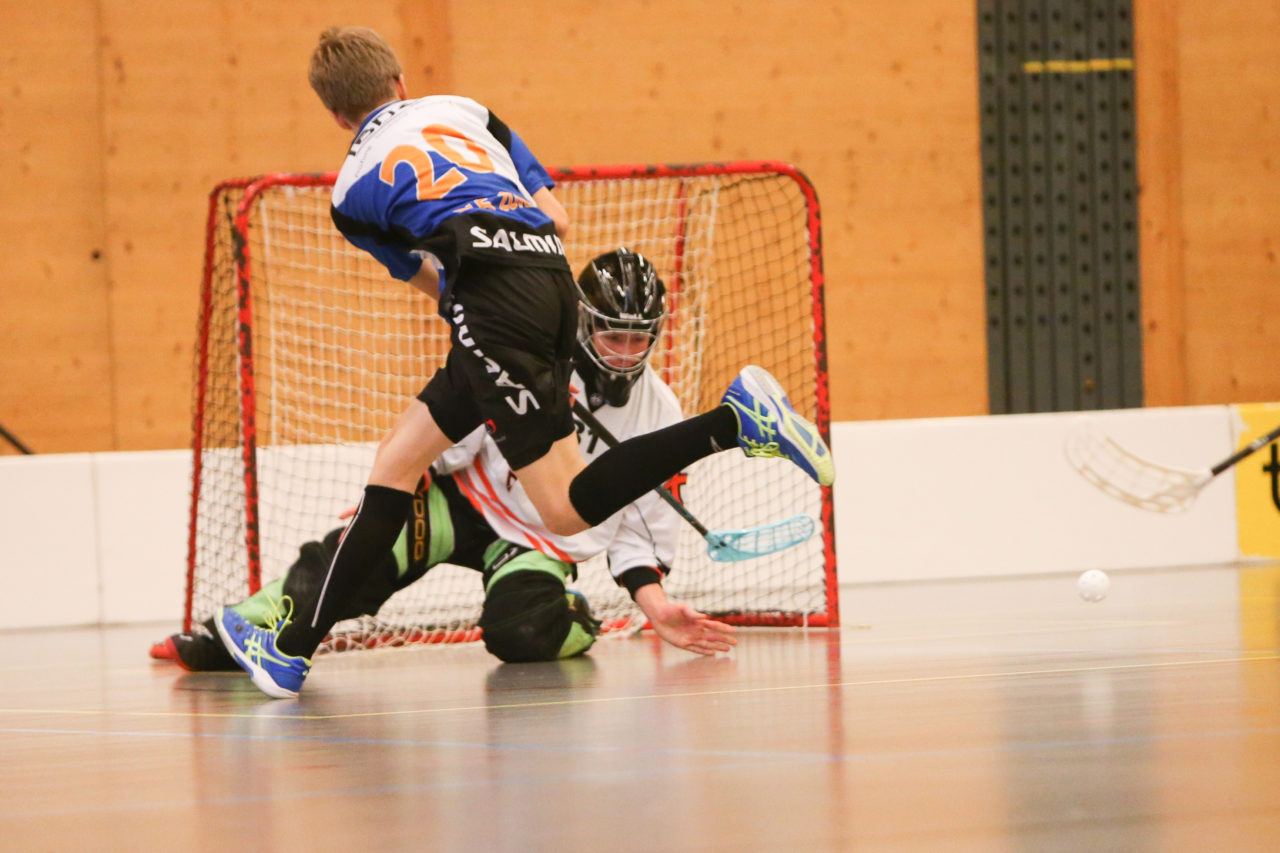 Doppelturnhalle Trimmis, Trimmis, 05.11.2017, Unihockey U15 Grischa-Challenge, Zürich - UVSGA, Nico Kehl (Nr. 20, U15 Zürich)

(Severin Binkert, unihockey-fotos.ch)

Copyright: Severin Binkert, unihockey-fotos.ch – Dieses Bild wurde durch swiss unihockey lizenziert und darf ausschliesslich auf den Online-Kanälen von swiss unihockey verwendet werden. Die redaktionelle oder kommerzielle Nutzung durch Dritte (Medien, Vereine, Unternehmen oder Privatpersonen) per Download von diesem flickr-Account ist ausgeschlossen. Das Bild kann bei Interesse via unihockey-fotos.ch kostenpflichtig lizenziert werden. unihockey-fotos.ch behält sich vor, fehlbaren Medien, Vereinen, Unternehmen oder Privatpersonen Bilder mit einem Zuschlag in Rechnung zu stellen.