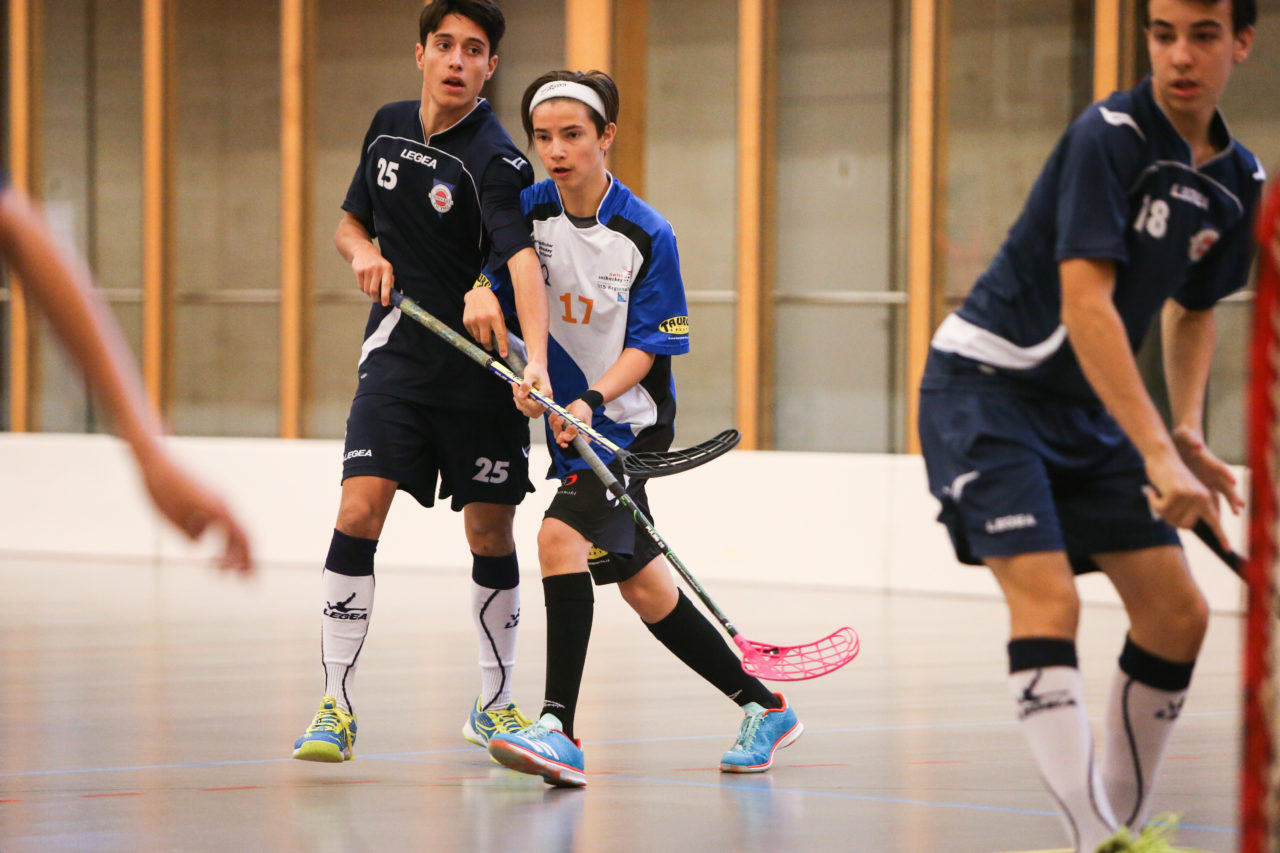Doppelturnhalle Trimmis, Trimmis, 05.11.2017, Unihockey U15 Grischa-Challenge, Ticino - Zürich, Dorian Zanga (Nr. 25, U15 Ticino) und Josia Pfister (Nr. 17, U15 Zürich)

(Severin Binkert, unihockey-fotos.ch)

Copyright: Severin Binkert, unihockey-fotos.ch – Dieses Bild wurde durch swiss unihockey lizenziert und darf ausschliesslich auf den Online-Kanälen von swiss unihockey verwendet werden. Die redaktionelle oder kommerzielle Nutzung durch Dritte (Medien, Vereine, Unternehmen oder Privatpersonen) per Download von diesem flickr-Account ist ausgeschlossen. Das Bild kann bei Interesse via unihockey-fotos.ch kostenpflichtig lizenziert werden. unihockey-fotos.ch behält sich vor, fehlbaren Medien, Vereinen, Unternehmen oder Privatpersonen Bilder mit einem Zuschlag in Rechnung zu stellen.