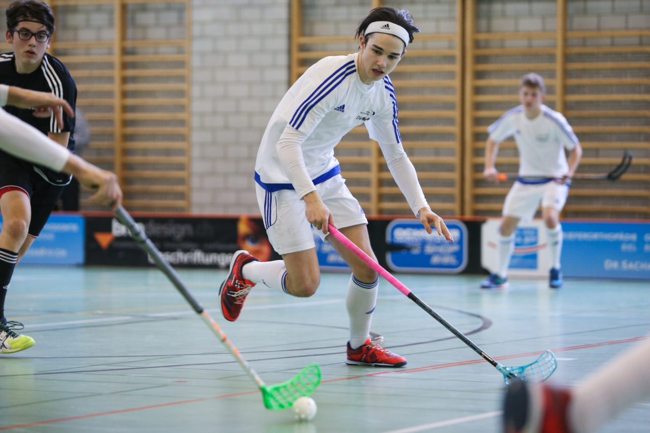 BBZ Halle Biel, 04.11.2017, Unihockey U17-Trophy, U17 Ost - U17 Zentral, Mario Conci (Nr. 18, U17 Zentral)

(Severin Binkert, unihockey-fotos.ch)

Copyright: Severin Binkert, unihockey-fotos.ch – Dieses Bild wurde durch swiss unihockey lizenziert und darf ausschliesslich auf den Online-Kanälen von swiss unihockey verwendet werden. Die redaktionelle oder kommerzielle Nutzung durch Dritte (Medien, Vereine, Unternehmen oder Privatpersonen) per Download von diesem flickr-Account ist ausgeschlossen. Das Bild kann bei Interesse via unihockey-fotos.ch kostenpflichtig lizenziert werden. unihockey-fotos.ch behält sich vor, fehlbaren Medien, Vereinen, Unternehmen oder Privatpersonen Bilder mit einem Zuschlag in Rechnung zu stellen.