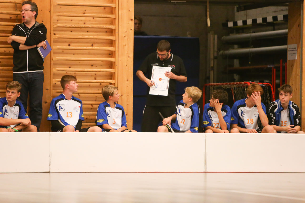 Doppelturnhalle Trimmis, Trimmis, 05.11.2017, Unihockey U15 Grischa-Challenge, Zürich - UVSGA, Marco Meier (U15 Zürich)

(Severin Binkert, unihockey-fotos.ch)

Copyright: Severin Binkert, unihockey-fotos.ch – Dieses Bild wurde durch swiss unihockey lizenziert und darf ausschliesslich auf den Online-Kanälen von swiss unihockey verwendet werden. Die redaktionelle oder kommerzielle Nutzung durch Dritte (Medien, Vereine, Unternehmen oder Privatpersonen) per Download von diesem flickr-Account ist ausgeschlossen. Das Bild kann bei Interesse via unihockey-fotos.ch kostenpflichtig lizenziert werden. unihockey-fotos.ch behält sich vor, fehlbaren Medien, Vereinen, Unternehmen oder Privatpersonen Bilder mit einem Zuschlag in Rechnung zu stellen.