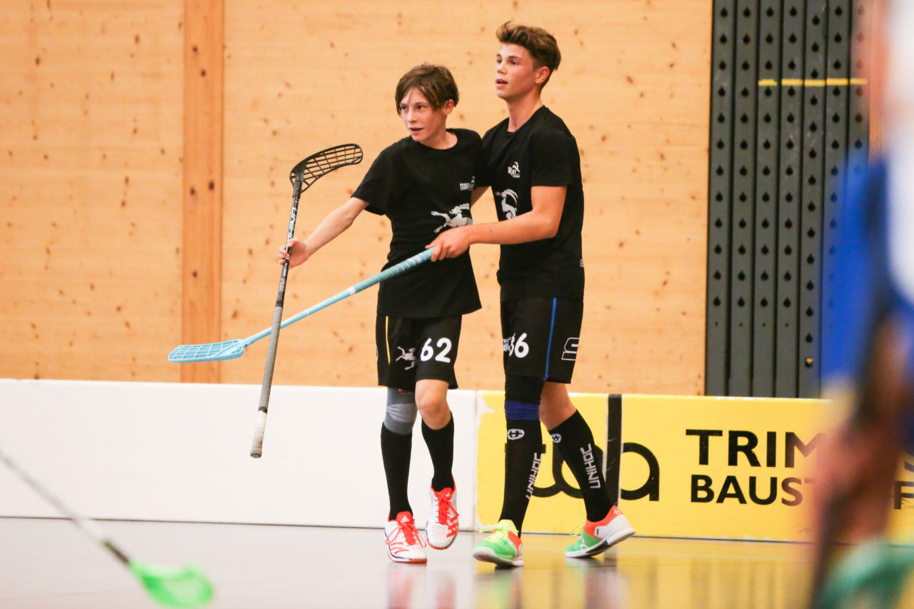 Doppelturnhalle Trimmis, Trimmis, 05.11.2017, Unihockey U15 Grischa-Challenge, Graubünden - Zürich, Yanik Castelberg (Nr. 62, U15 Graubünden) und Tiziano Stolz (Nr. 86, U15 Graubünden)

(Severin Binkert, unihockey-fotos.ch)

Copyright: Severin Binkert, unihockey-fotos.ch – Dieses Bild wurde durch swiss unihockey lizenziert und darf ausschliesslich auf den Online-Kanälen von swiss unihockey verwendet werden. Die redaktionelle oder kommerzielle Nutzung durch Dritte (Medien, Vereine, Unternehmen oder Privatpersonen) per Download von diesem flickr-Account ist ausgeschlossen. Das Bild kann bei Interesse via unihockey-fotos.ch kostenpflichtig lizenziert werden. unihockey-fotos.ch behält sich vor, fehlbaren Medien, Vereinen, Unternehmen oder Privatpersonen Bilder mit einem Zuschlag in Rechnung zu stellen.