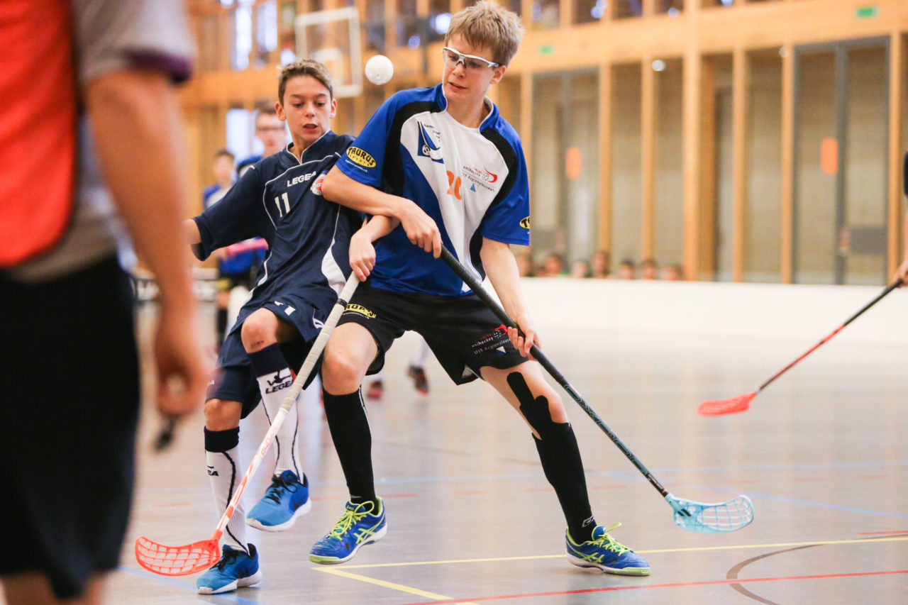 Doppelturnhalle Trimmis, Trimmis, 05.11.2017, Unihockey U15 Grischa-Challenge, Ticino - Zürich, Aris Gropengiesser (Nr. 11, U15 Ticino) und Nico Kehl (Nr. 20, U15 Zürich)

(Severin Binkert, unihockey-fotos.ch)

Copyright: Severin Binkert, unihockey-fotos.ch – Dieses Bild wurde durch swiss unihockey lizenziert und darf ausschliesslich auf den Online-Kanälen von swiss unihockey verwendet werden. Die redaktionelle oder kommerzielle Nutzung durch Dritte (Medien, Vereine, Unternehmen oder Privatpersonen) per Download von diesem flickr-Account ist ausgeschlossen. Das Bild kann bei Interesse via unihockey-fotos.ch kostenpflichtig lizenziert werden. unihockey-fotos.ch behält sich vor, fehlbaren Medien, Vereinen, Unternehmen oder Privatpersonen Bilder mit einem Zuschlag in Rechnung zu stellen.