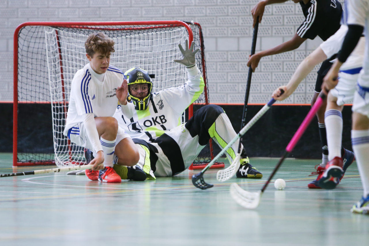 BBZ Halle Biel, 04.11.2017, Unihockey U17-Trophy, U17 Ost - U17 Zentral, Gian-Andrea Scharmin (Nr. 1, U17 Zentral)

(Severin Binkert, unihockey-fotos.ch)

Copyright: Severin Binkert, unihockey-fotos.ch – Dieses Bild wurde durch swiss unihockey lizenziert und darf ausschliesslich auf den Online-Kanälen von swiss unihockey verwendet werden. Die redaktionelle oder kommerzielle Nutzung durch Dritte (Medien, Vereine, Unternehmen oder Privatpersonen) per Download von diesem flickr-Account ist ausgeschlossen. Das Bild kann bei Interesse via unihockey-fotos.ch kostenpflichtig lizenziert werden. unihockey-fotos.ch behält sich vor, fehlbaren Medien, Vereinen, Unternehmen oder Privatpersonen Bilder mit einem Zuschlag in Rechnung zu stellen.