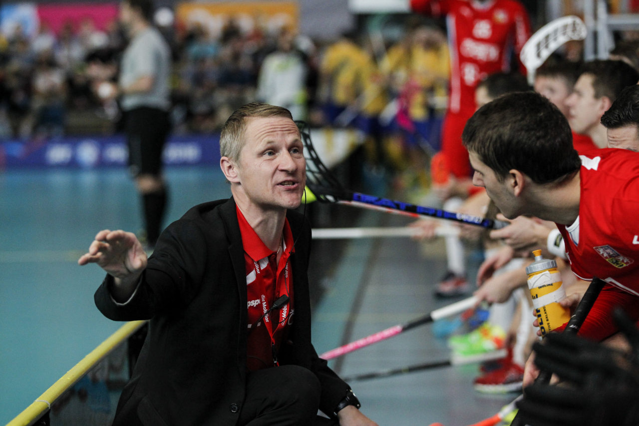 Petri Kettunen gibt vor dem Spiel Anweisungen.

4.11.2017; Schweden - Tschechien, Sporthalle Grossmatt; Kirchberg)
Photos: www.unihockey-fotos.ch Claudio Thoma
